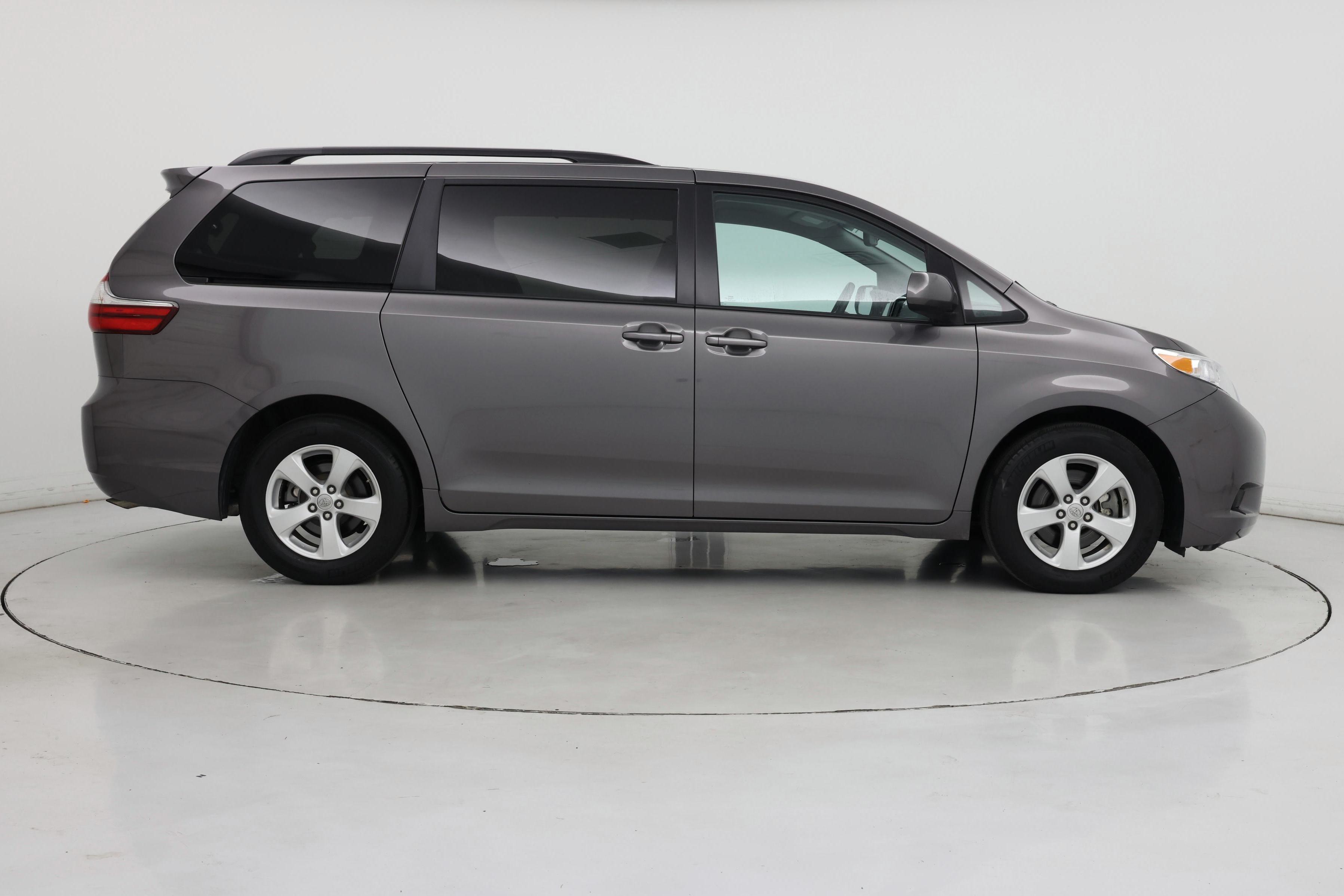 Thumbnail: 2017 Toyota Sienna - 7