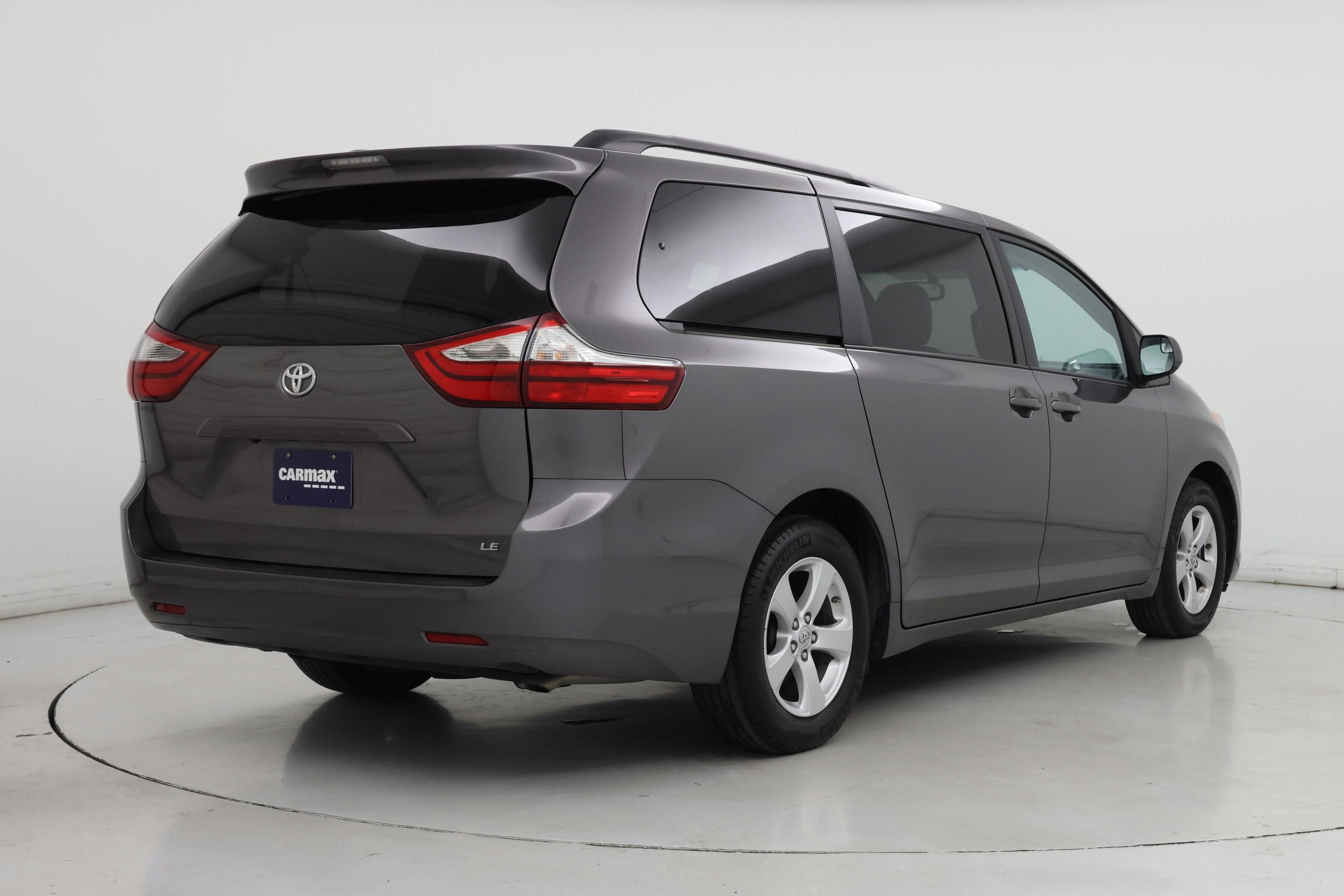 Thumbnail: 2017 Toyota Sienna - 8