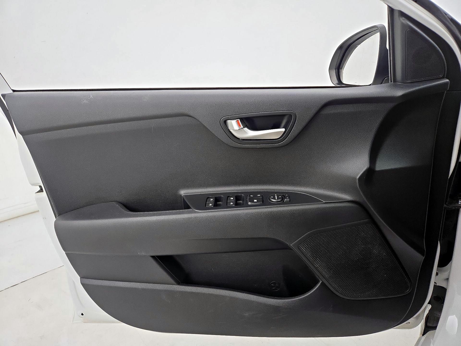 Thumbnail: 2019 Kia Rio - 12