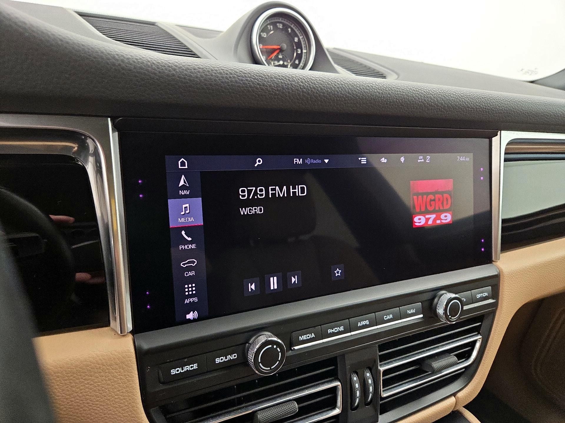 Thumbnail: 2020 Porsche Macan - 16