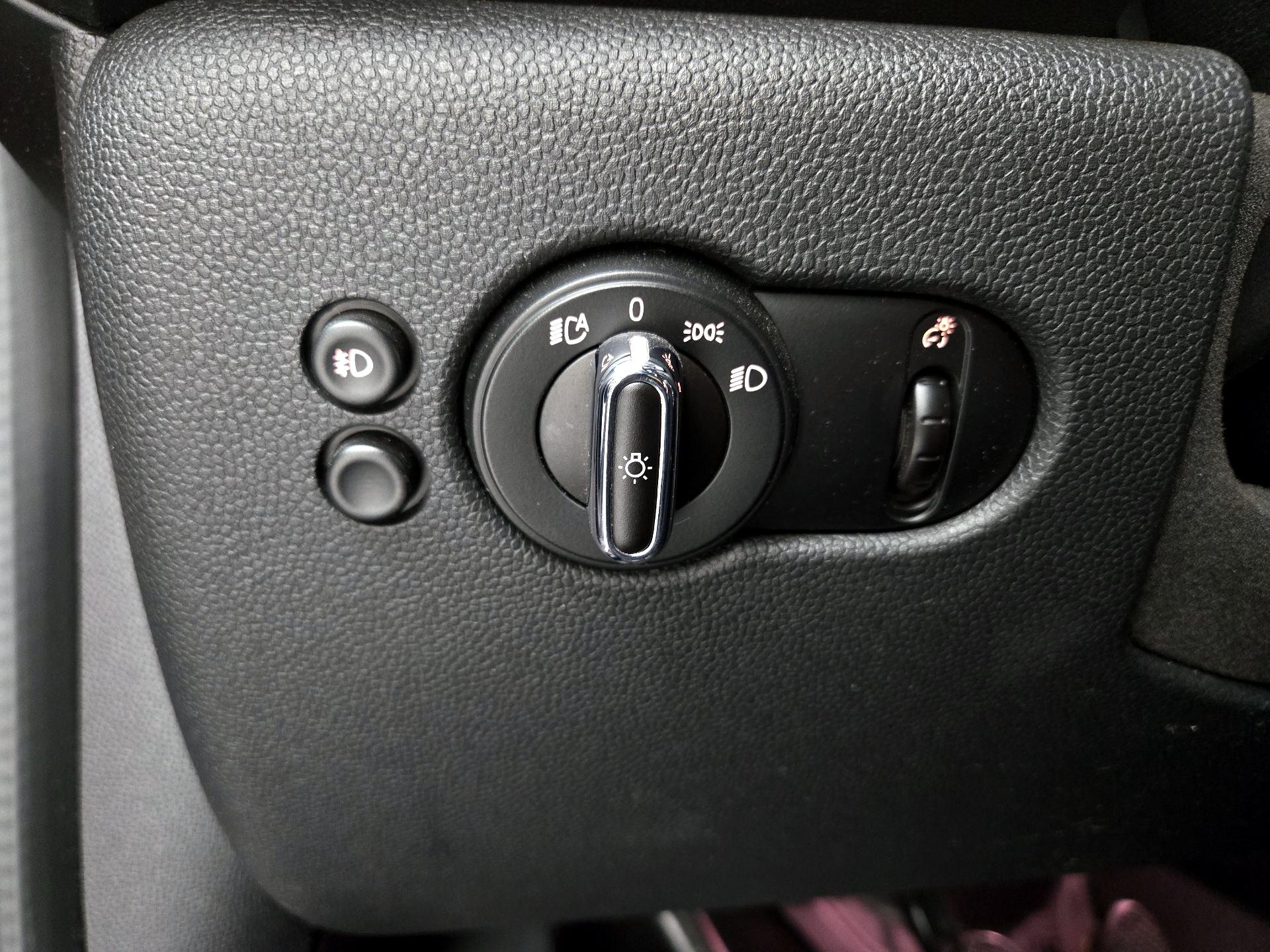 Thumbnail: 2015 MINI Cooper Hardtop - 13