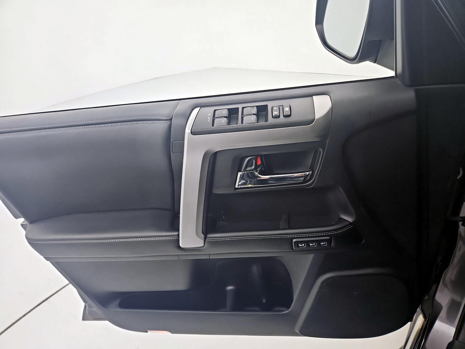 Thumbnail: 2014 Toyota 4Runner - 12