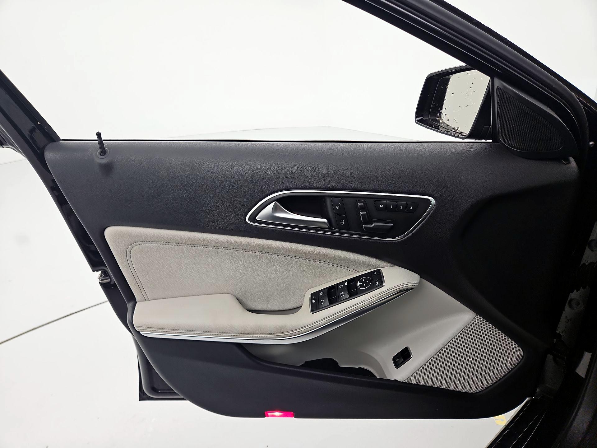 Thumbnail: 2016 Mercedes-Benz GLA - 12