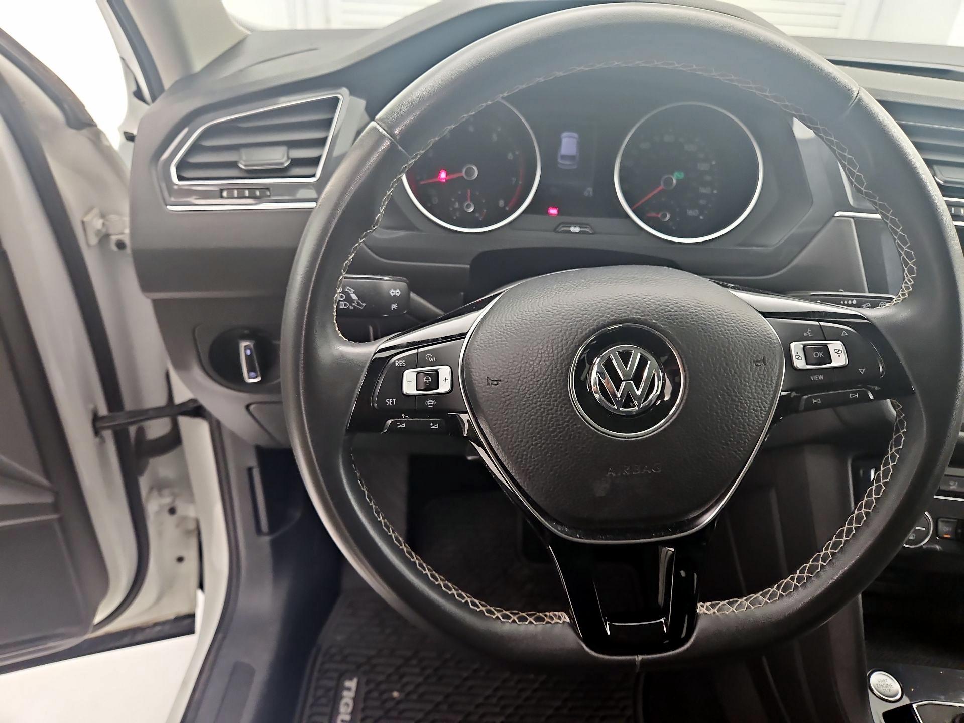 Thumbnail: 2021 Volkswagen Tiguan - 10