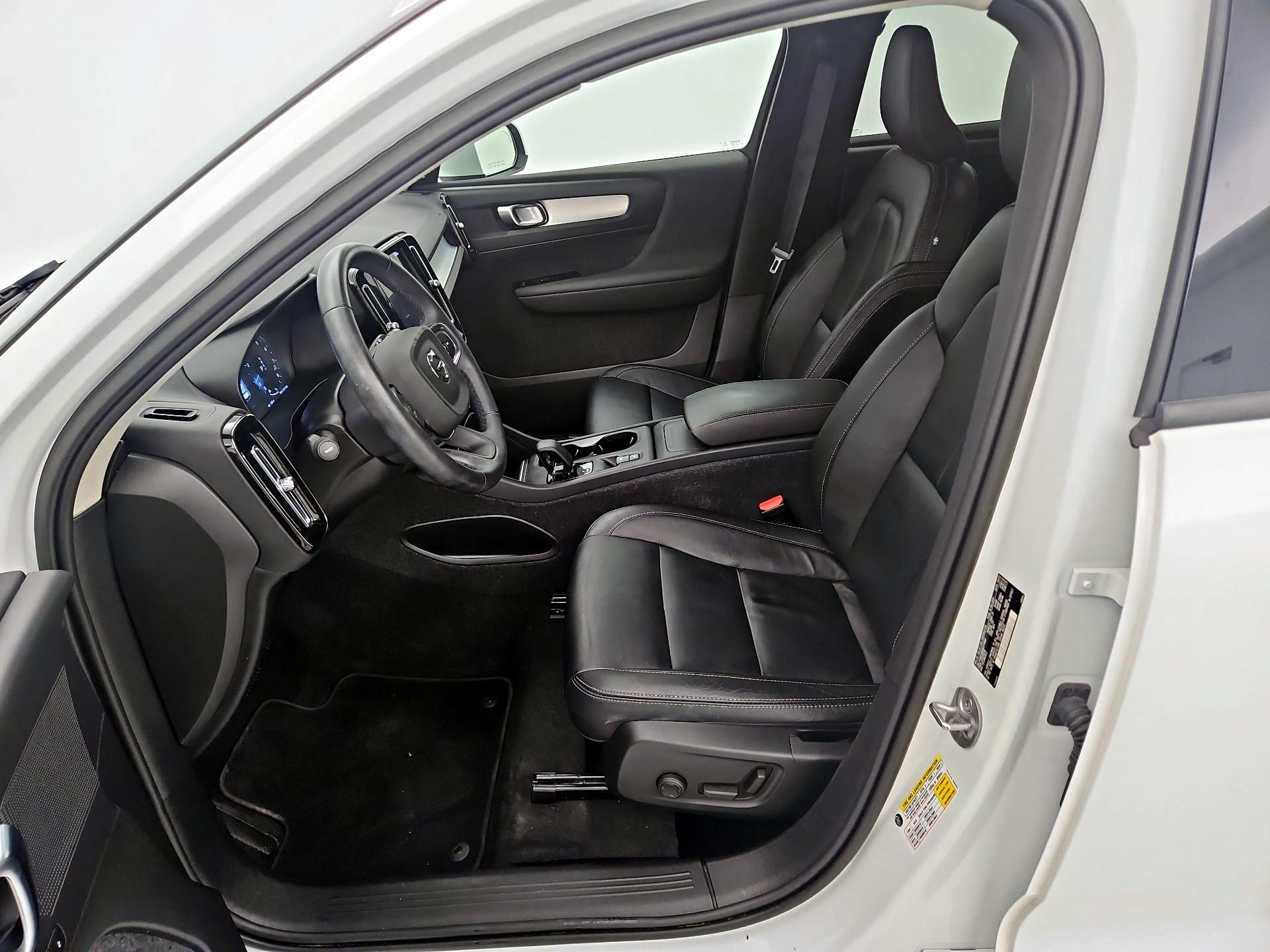 Thumbnail: 2022 Volvo XC40 - 11