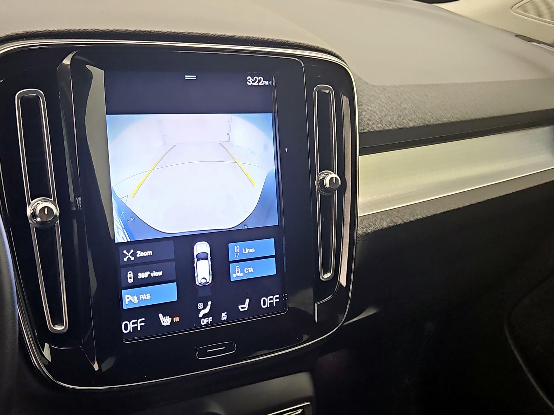 Thumbnail: 2022 Volvo XC40 - 15