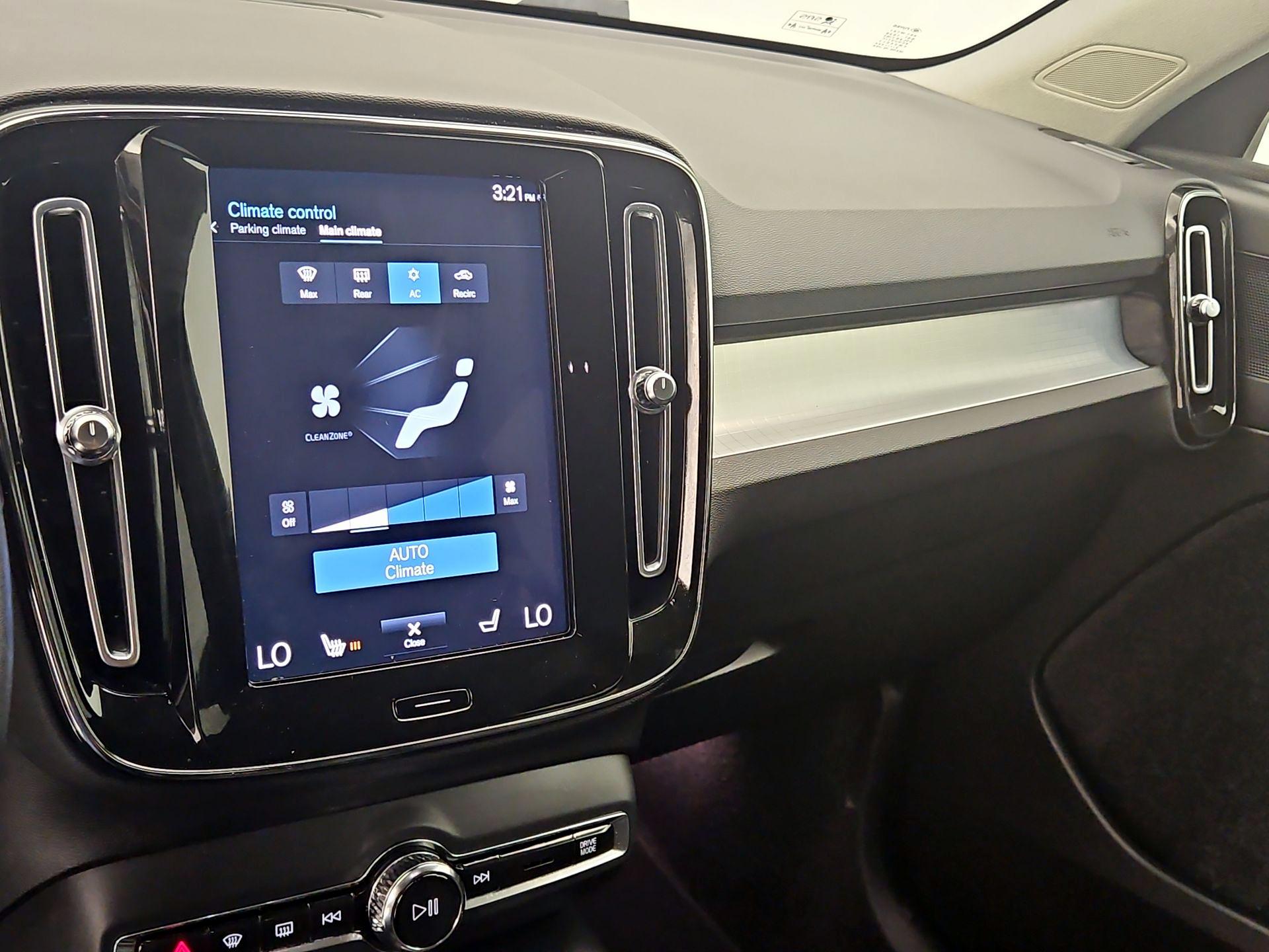 Thumbnail: 2022 Volvo XC40 - 17