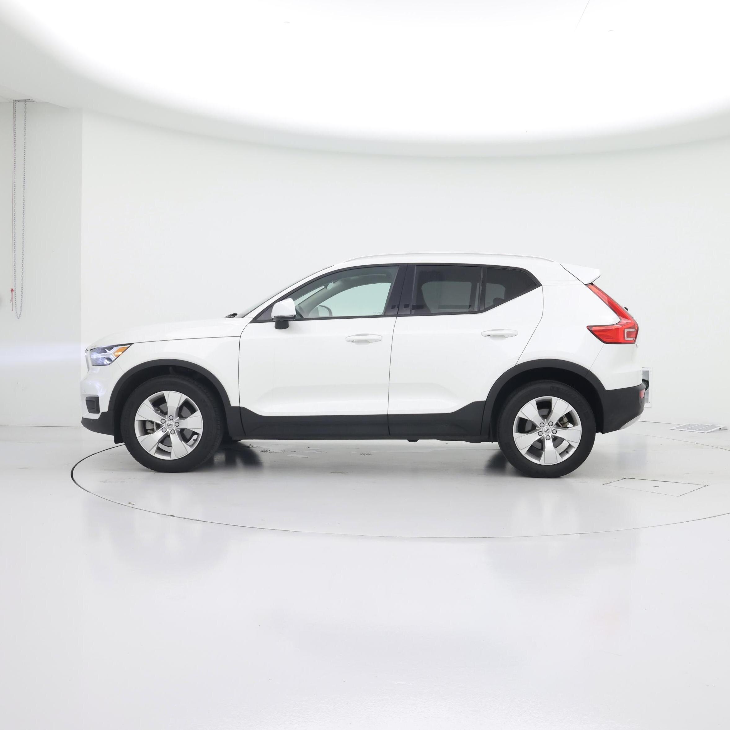 Thumbnail: 2022 Volvo XC40 - 3