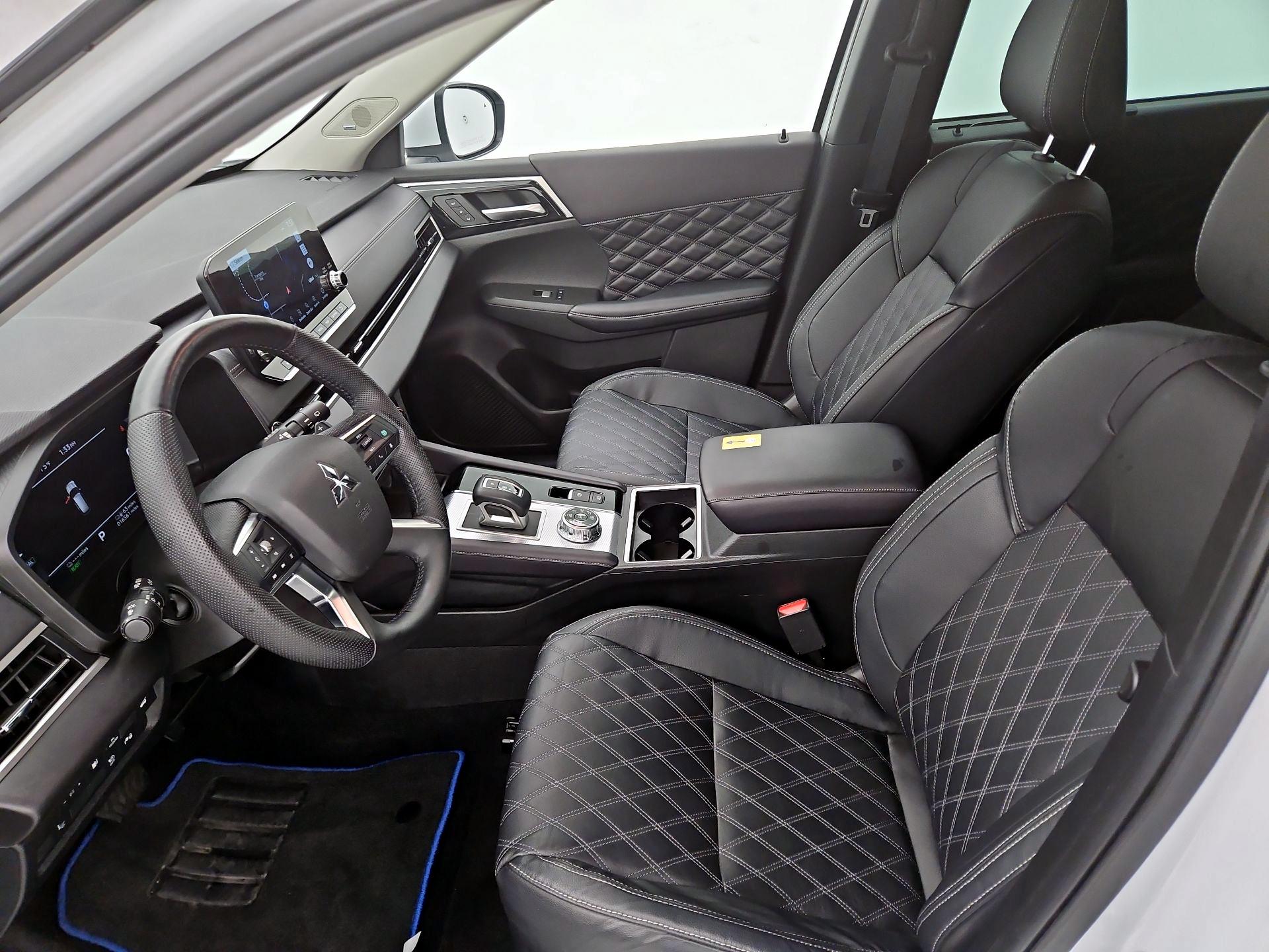 Thumbnail: 2023 Mitsubishi Outlander - 11