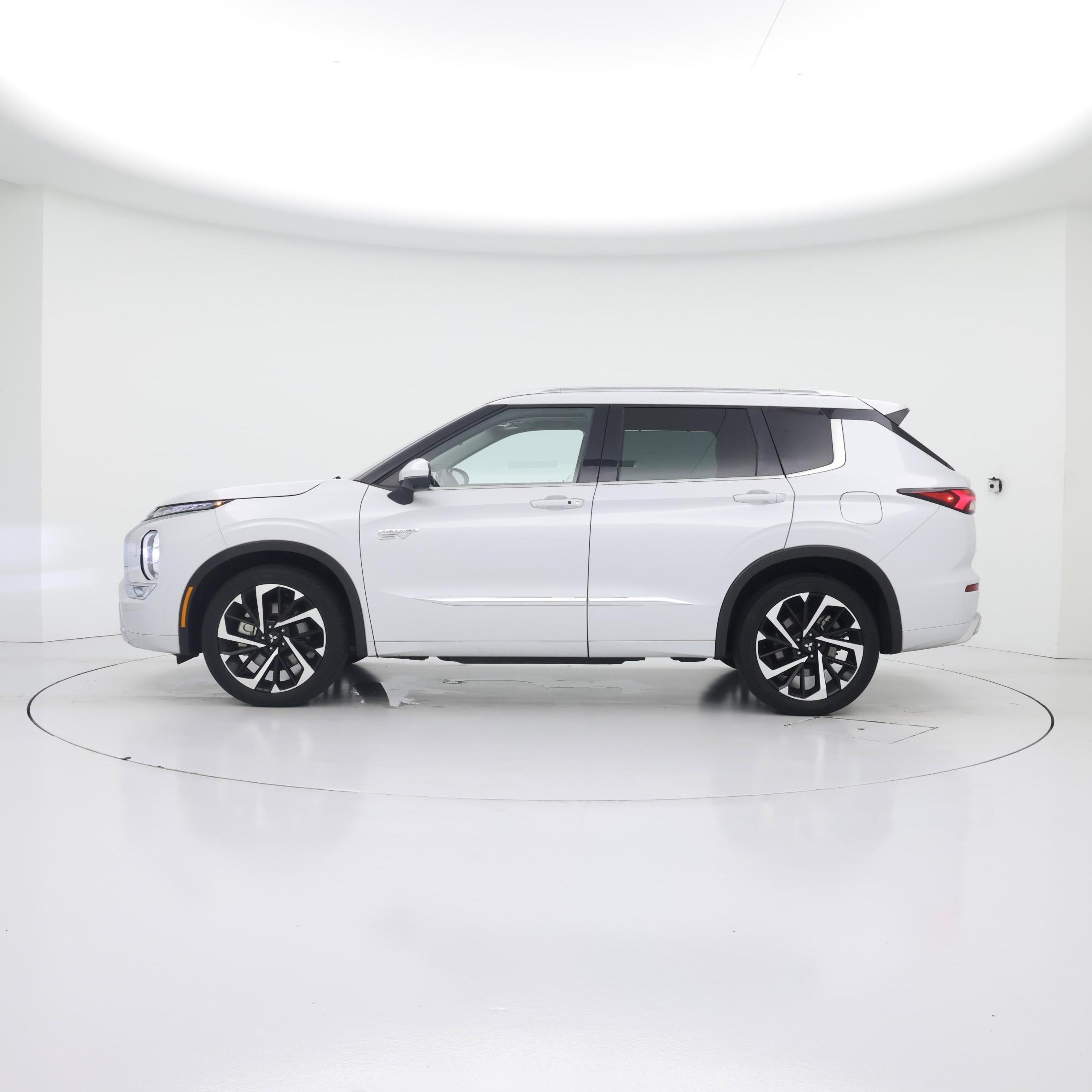 Thumbnail: 2023 Mitsubishi Outlander - 3
