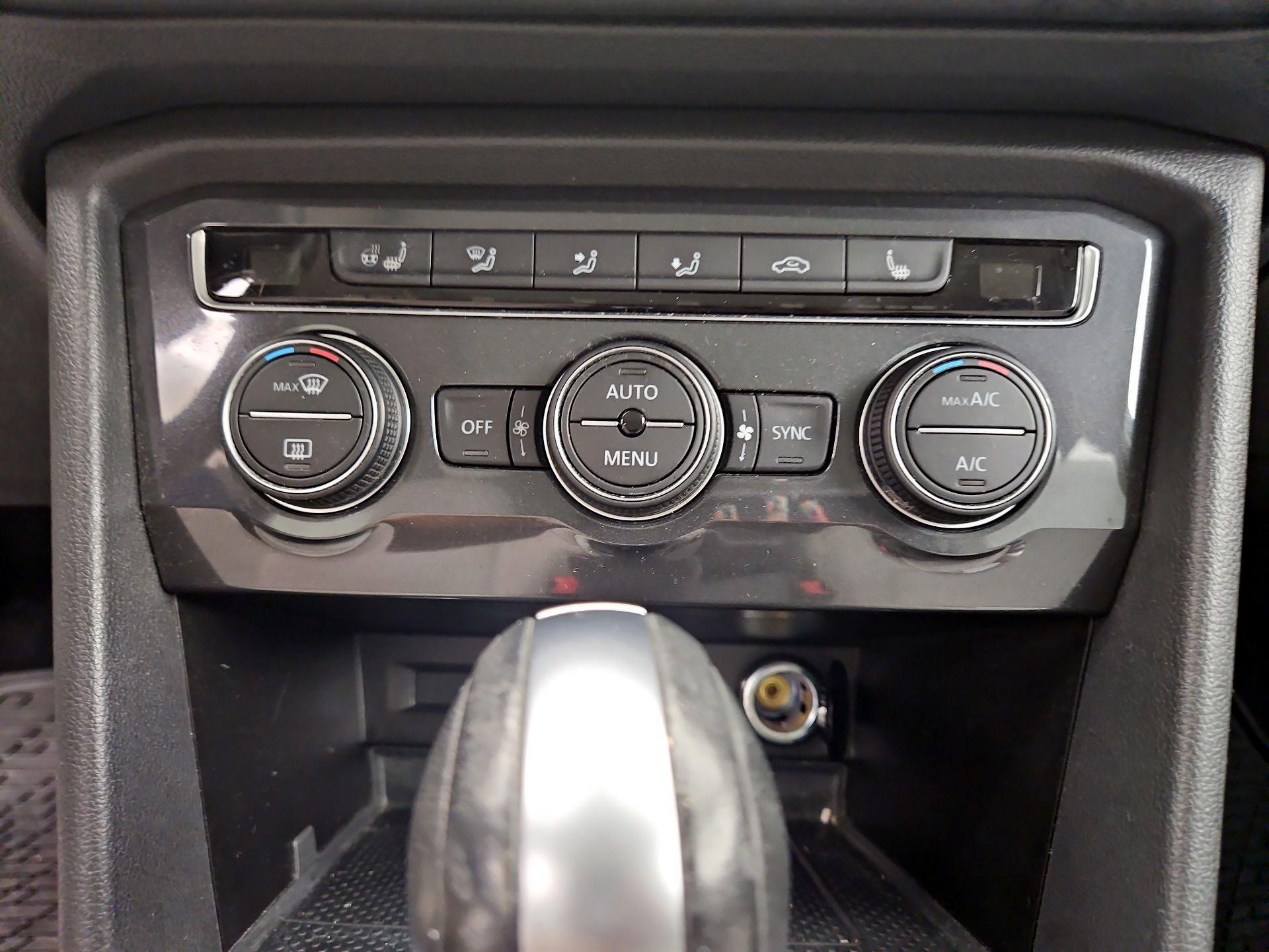 Thumbnail: 2021 Volkswagen Tiguan - 17