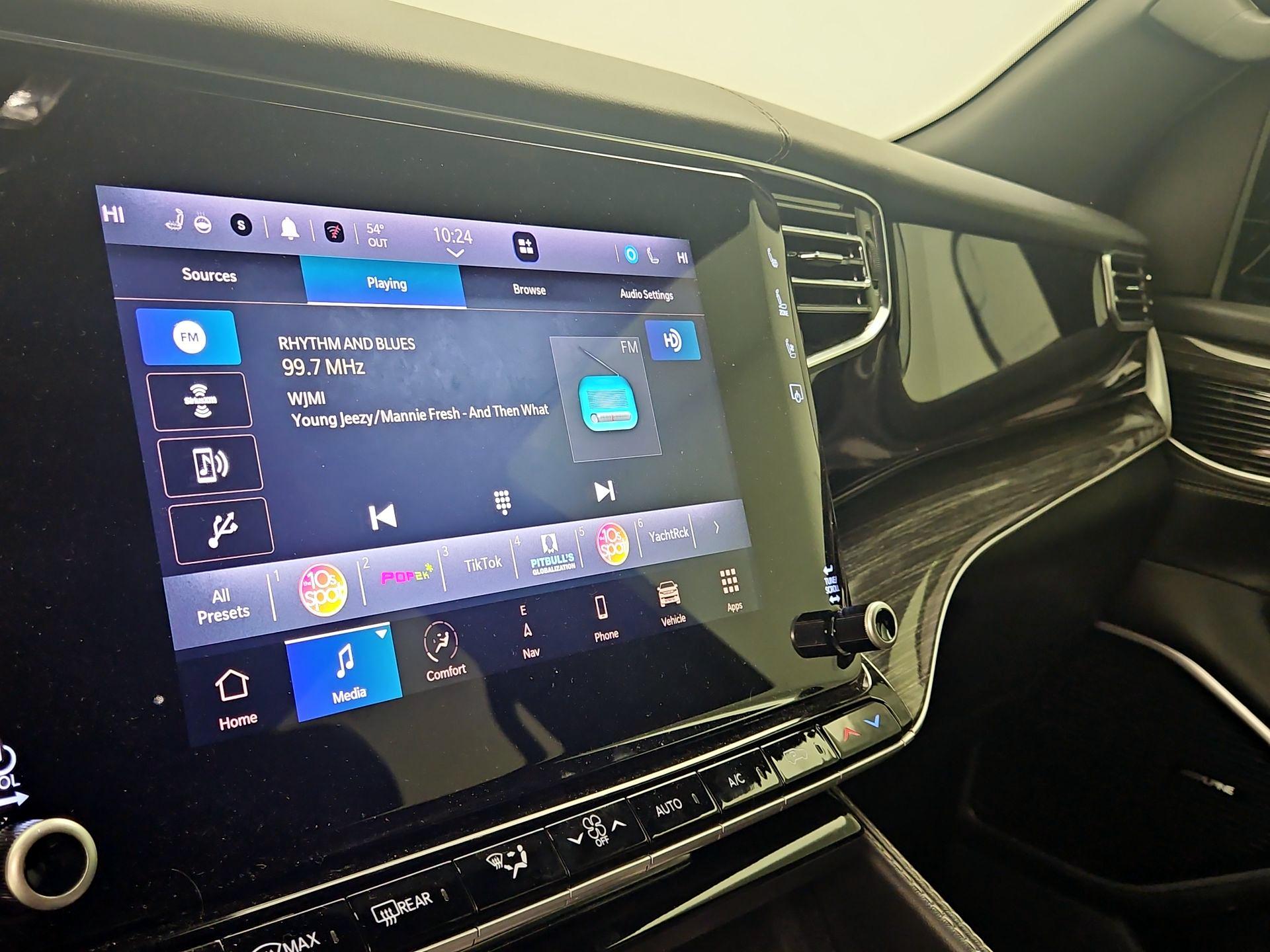 Thumbnail: 2022 Jeep Wagoneer - 16