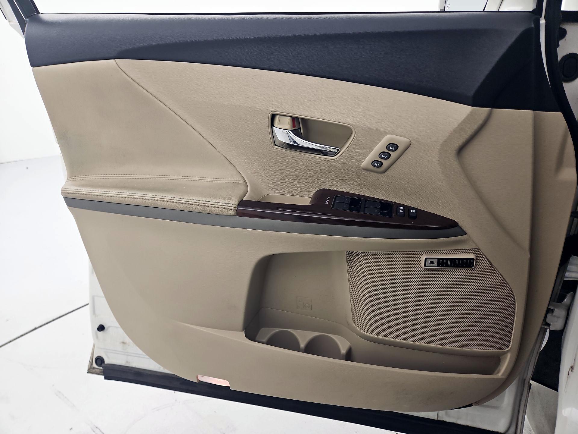 Thumbnail: 2015 Toyota Venza - 12