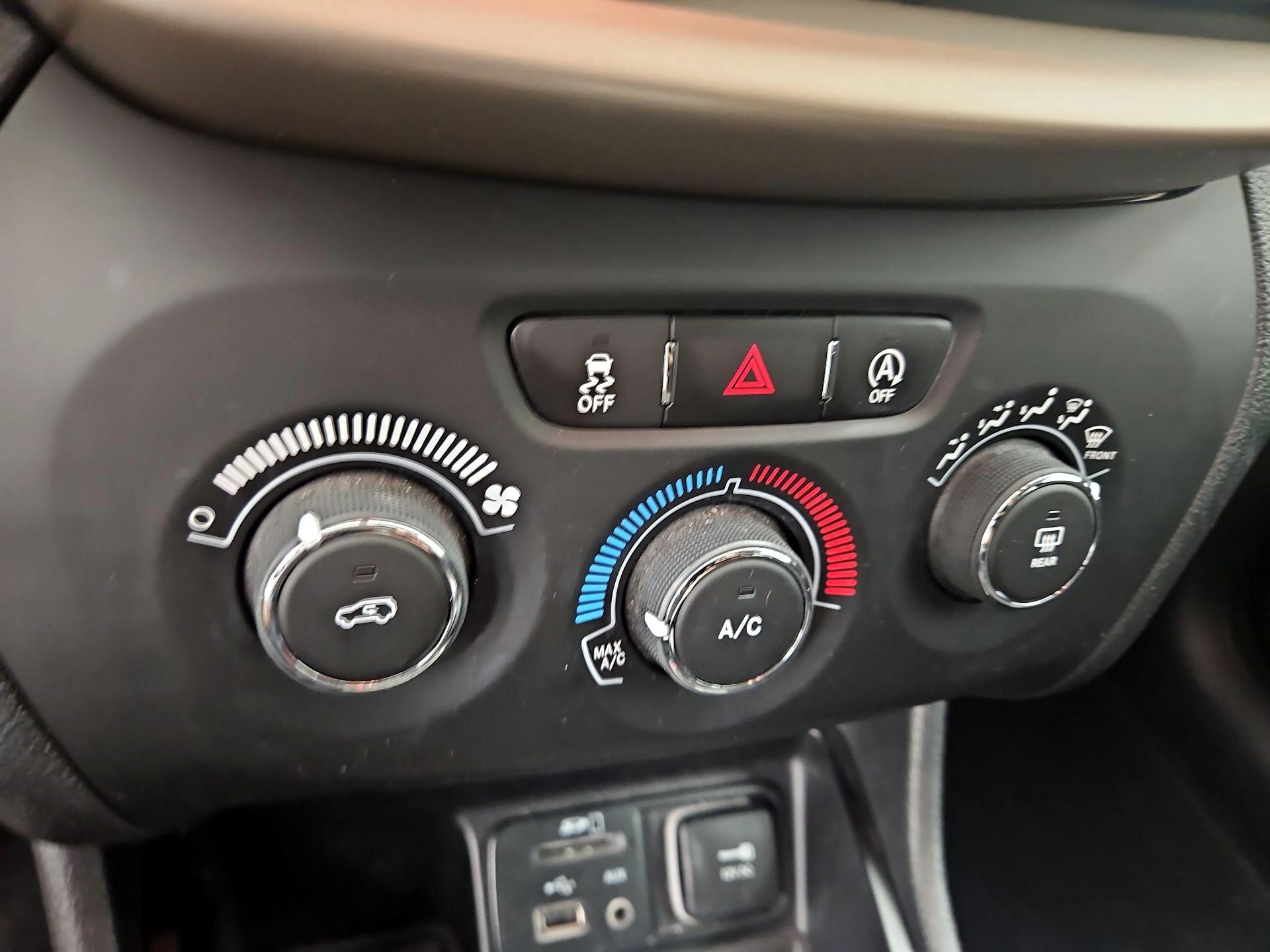 Thumbnail: 2016 Jeep Cherokee - 16
