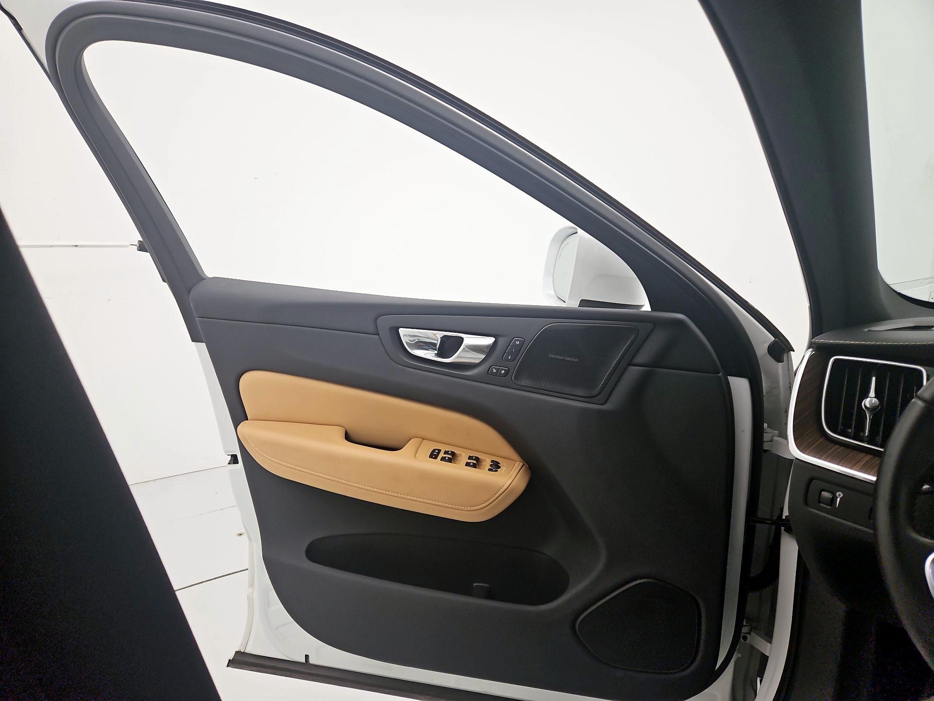 Thumbnail: 2022 Volvo XC60 - 12