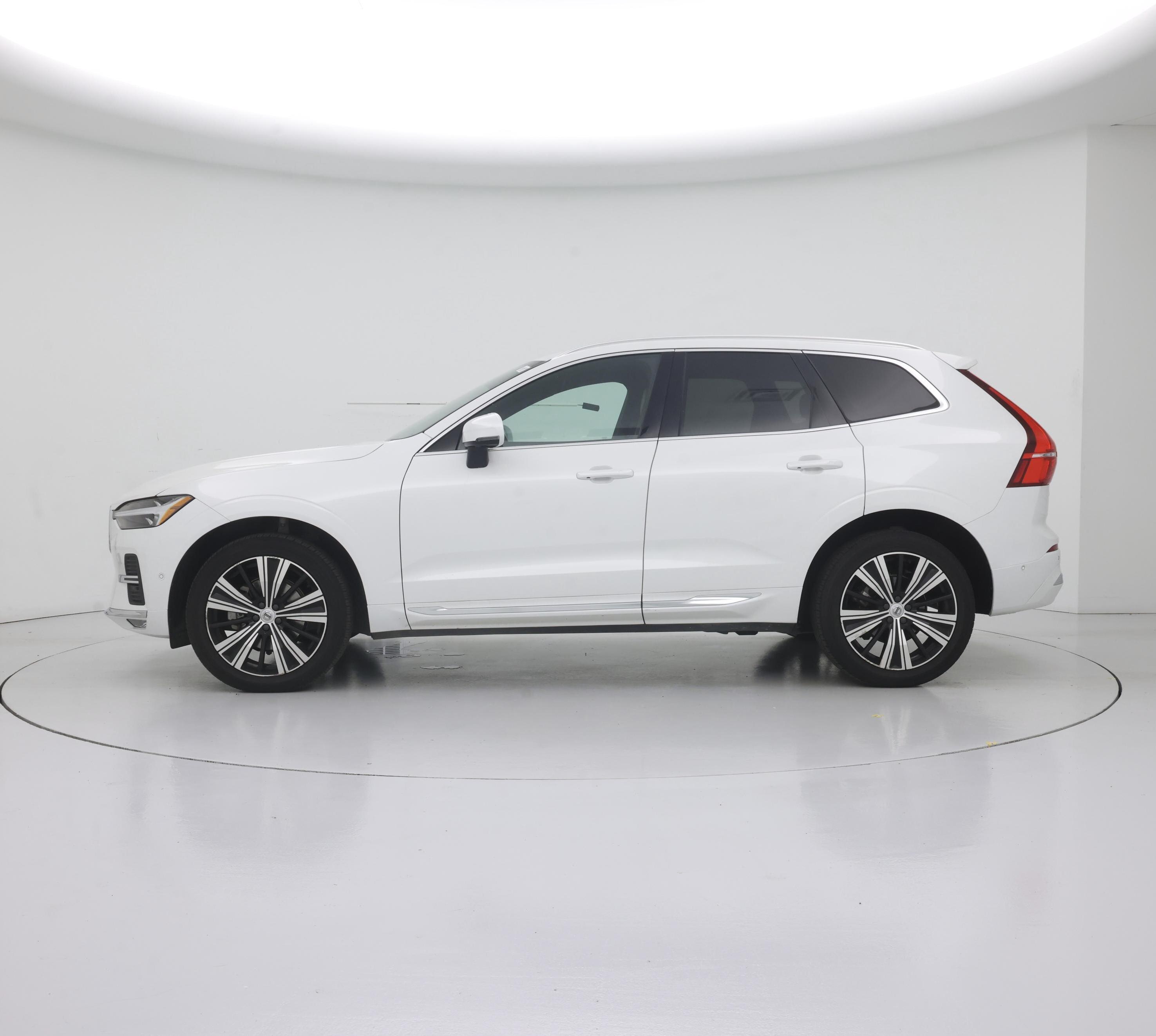 Thumbnail: 2022 Volvo XC60 - 3