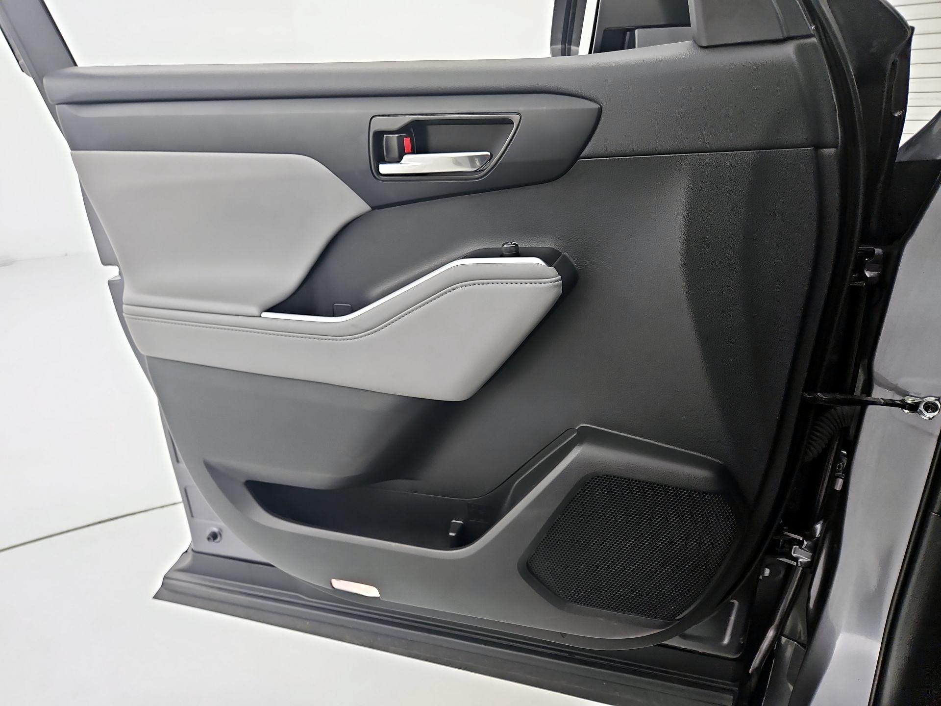 Thumbnail: 2022 Toyota Highlander - 12