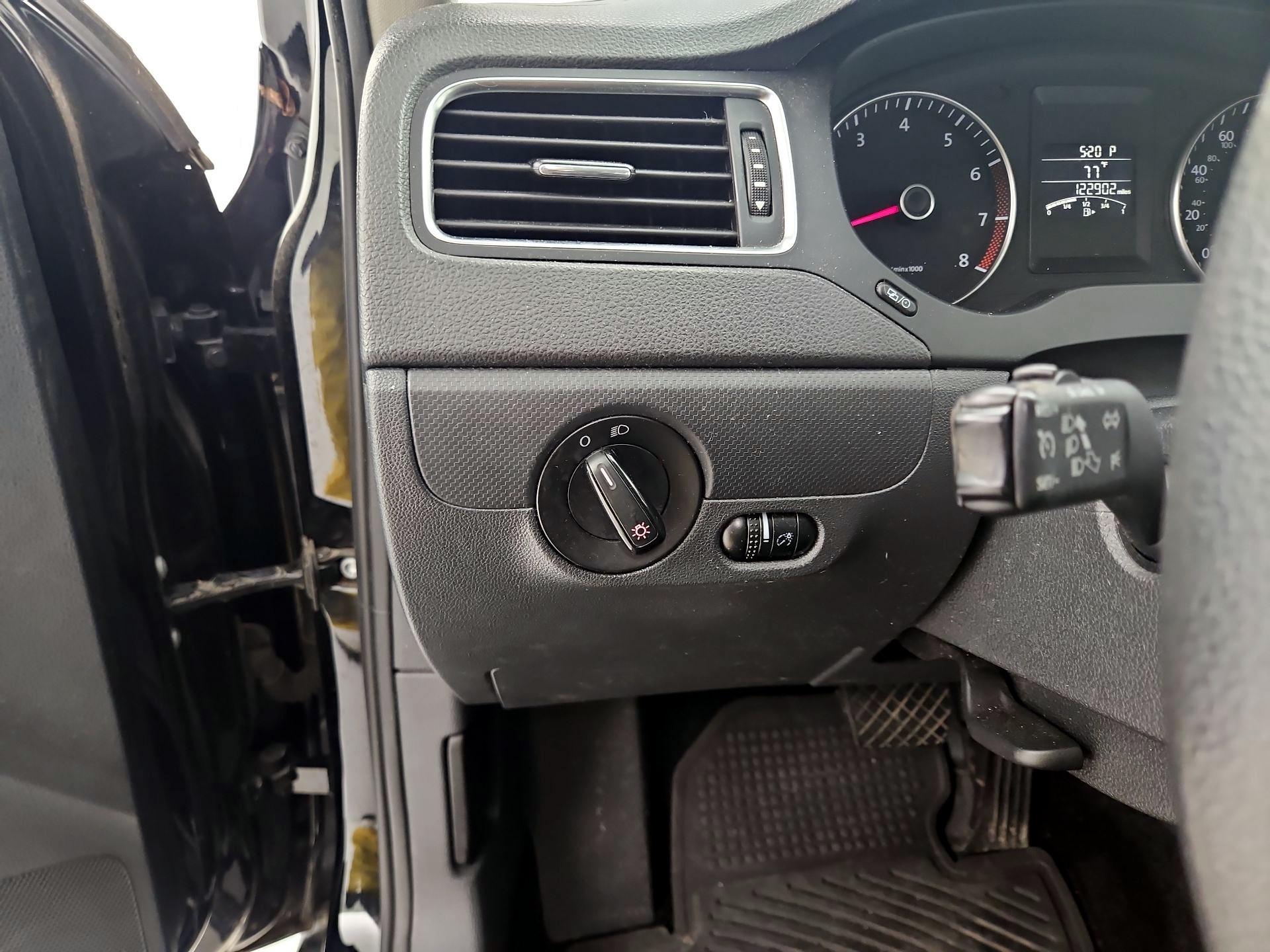 Thumbnail: 2014 Volkswagen Jetta - 13