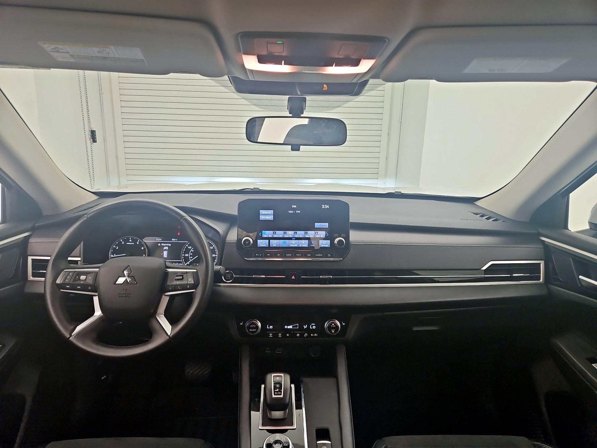 Thumbnail: 2023 Mitsubishi Outlander - 9