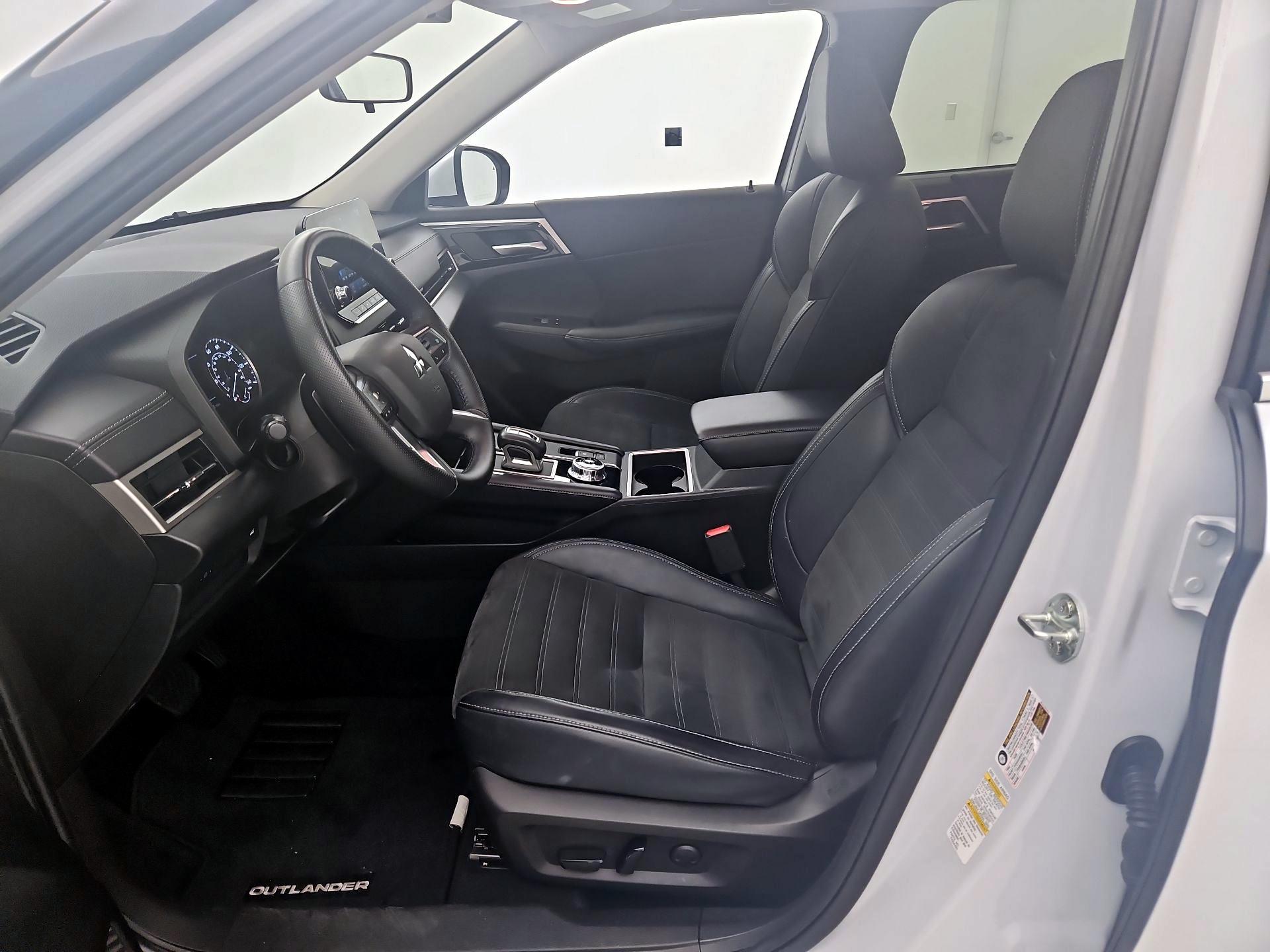 Thumbnail: 2023 Mitsubishi Outlander - 11