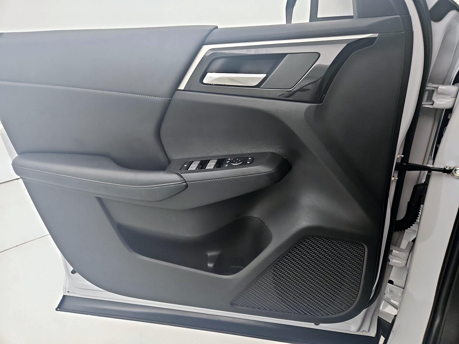 Thumbnail: 2023 Mitsubishi Outlander - 12