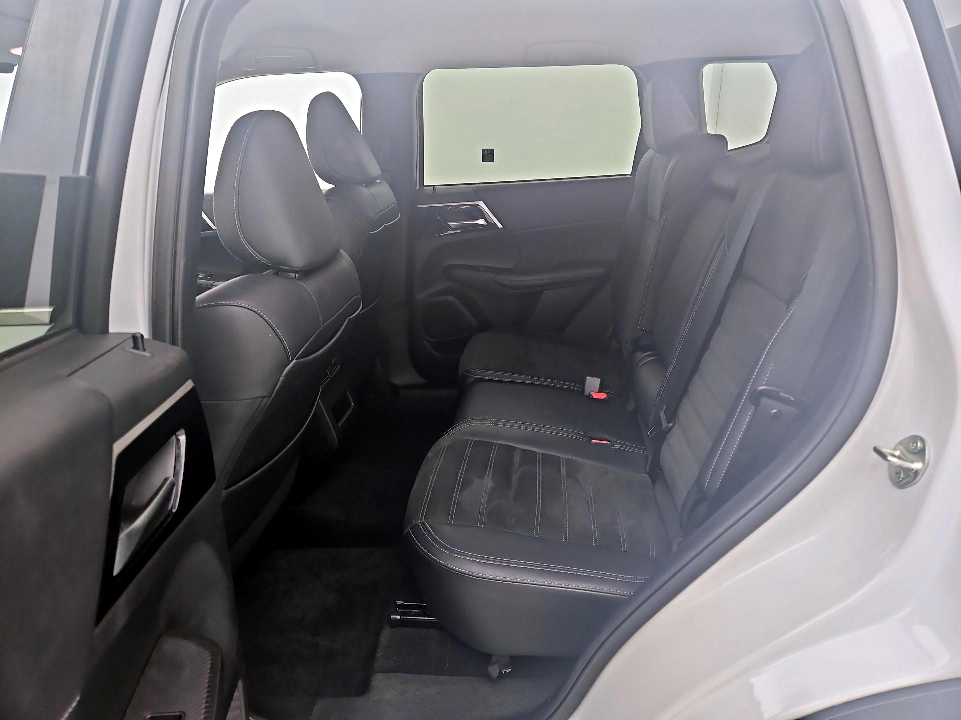 Thumbnail: 2023 Mitsubishi Outlander - 19