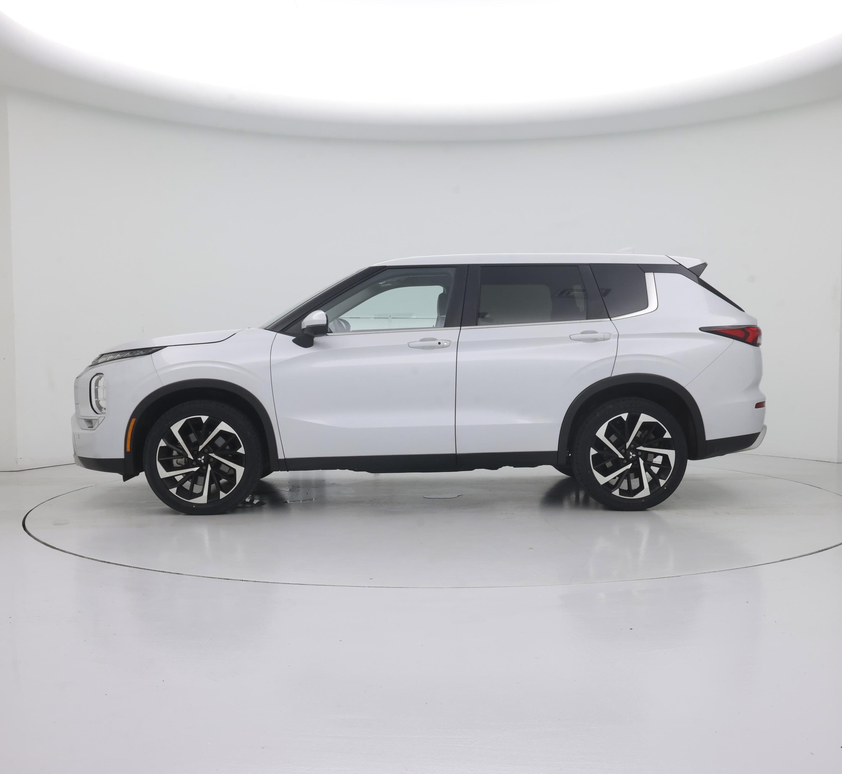Thumbnail: 2023 Mitsubishi Outlander - 3