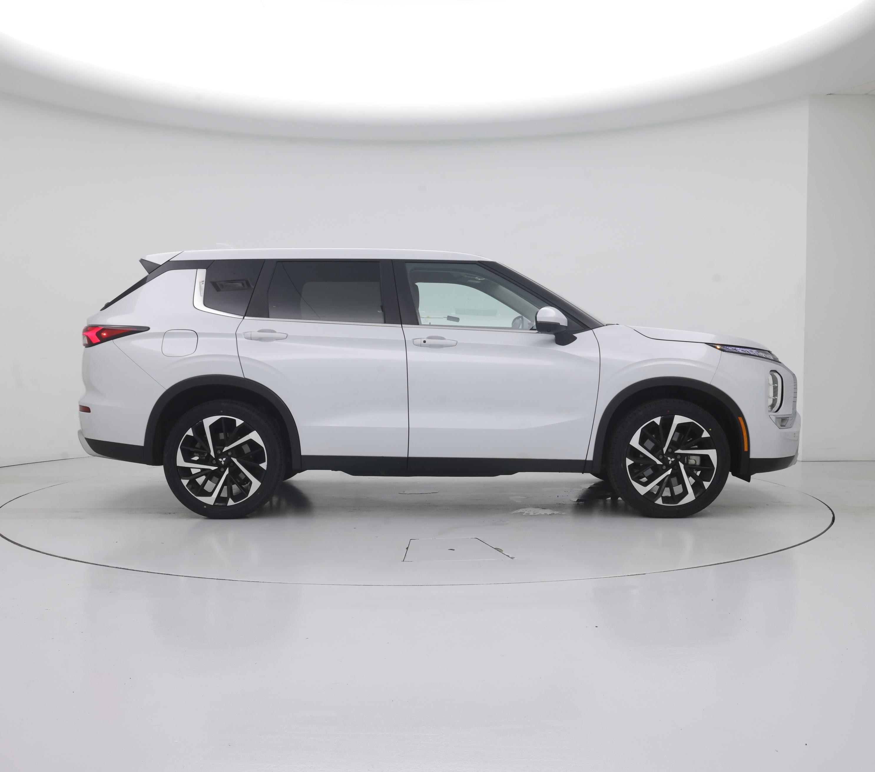 Thumbnail: 2023 Mitsubishi Outlander - 7