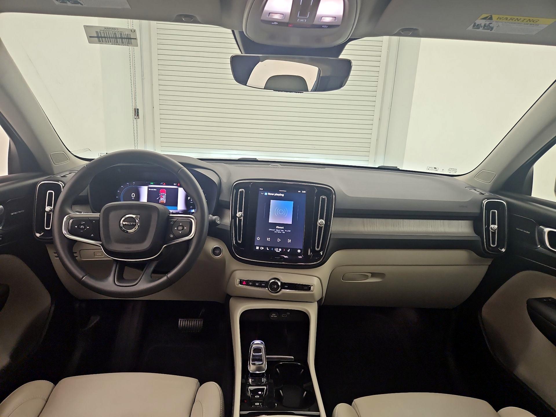 Thumbnail: 2023 Volvo XC40 - 9