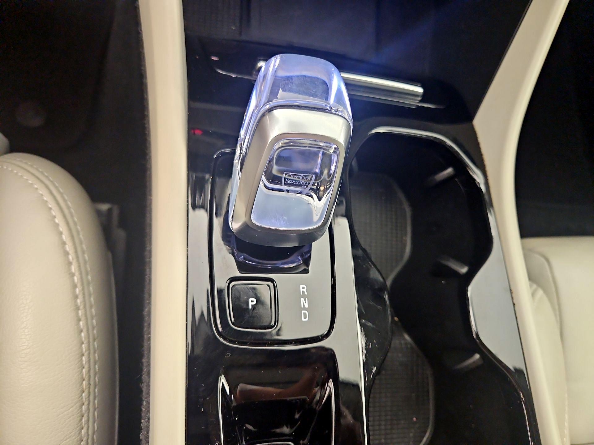 Thumbnail: 2023 Volvo XC40 - 17