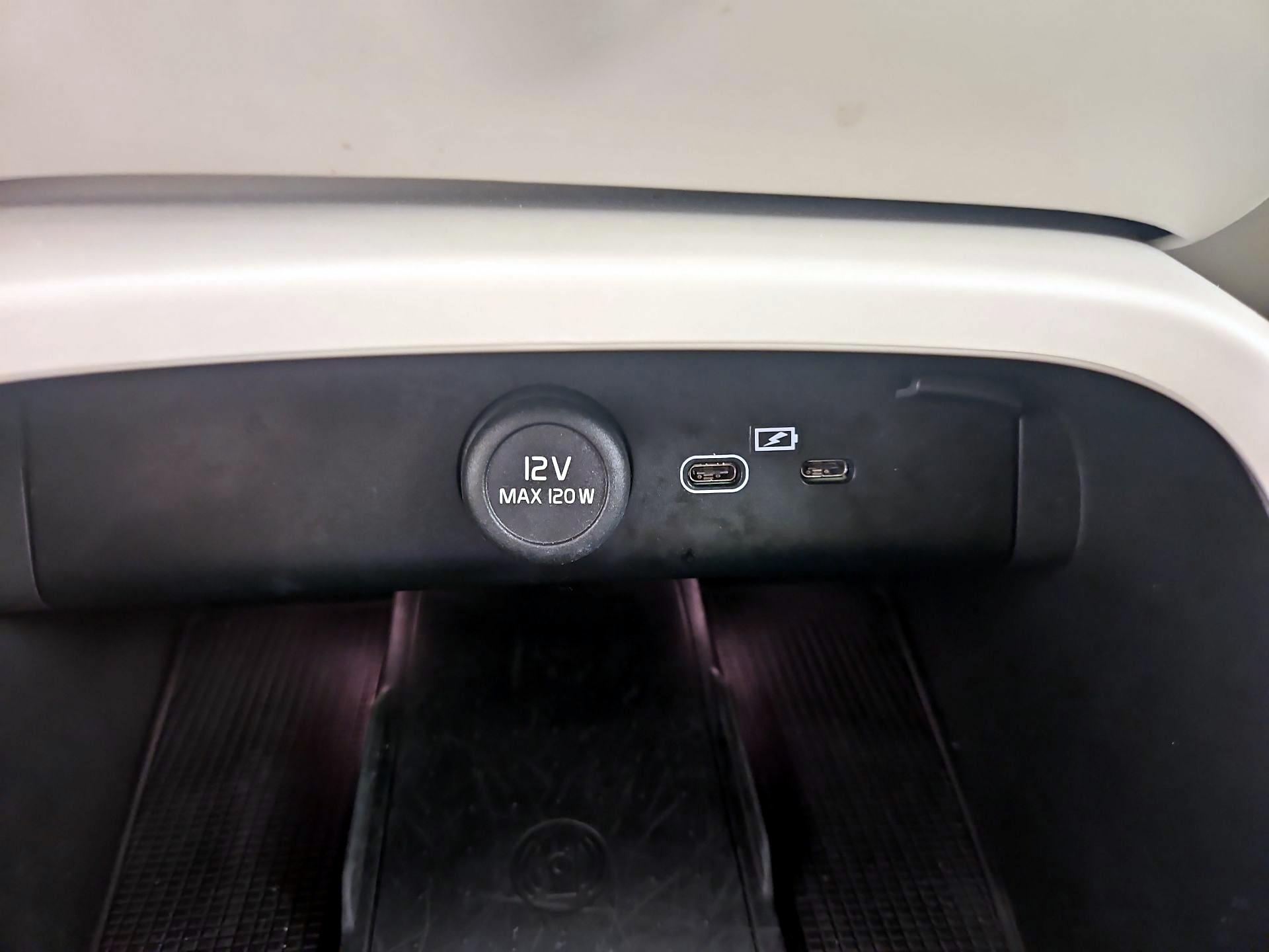 Thumbnail: 2023 Volvo XC40 - 18
