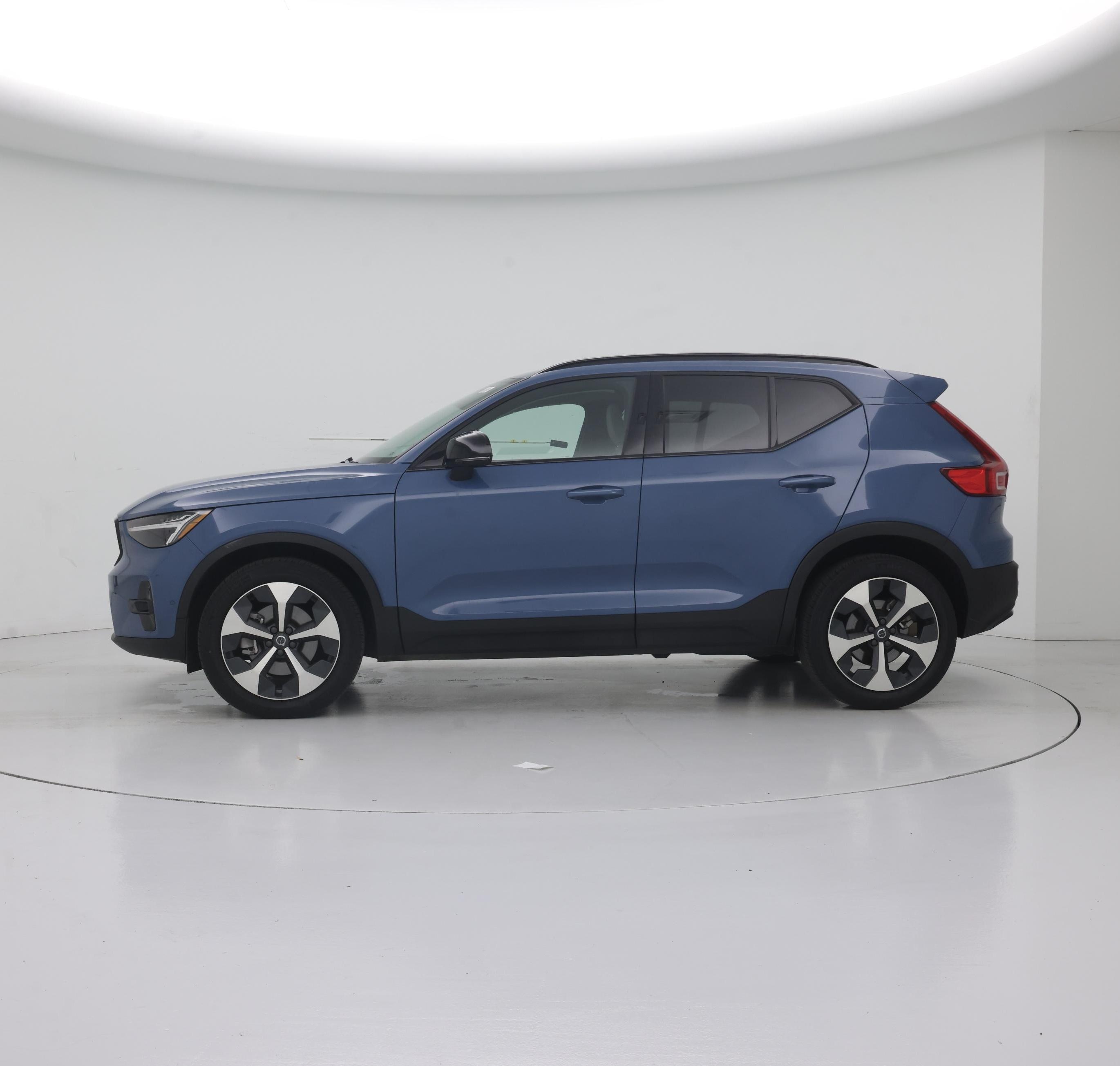 Thumbnail: 2023 Volvo XC40 - 3