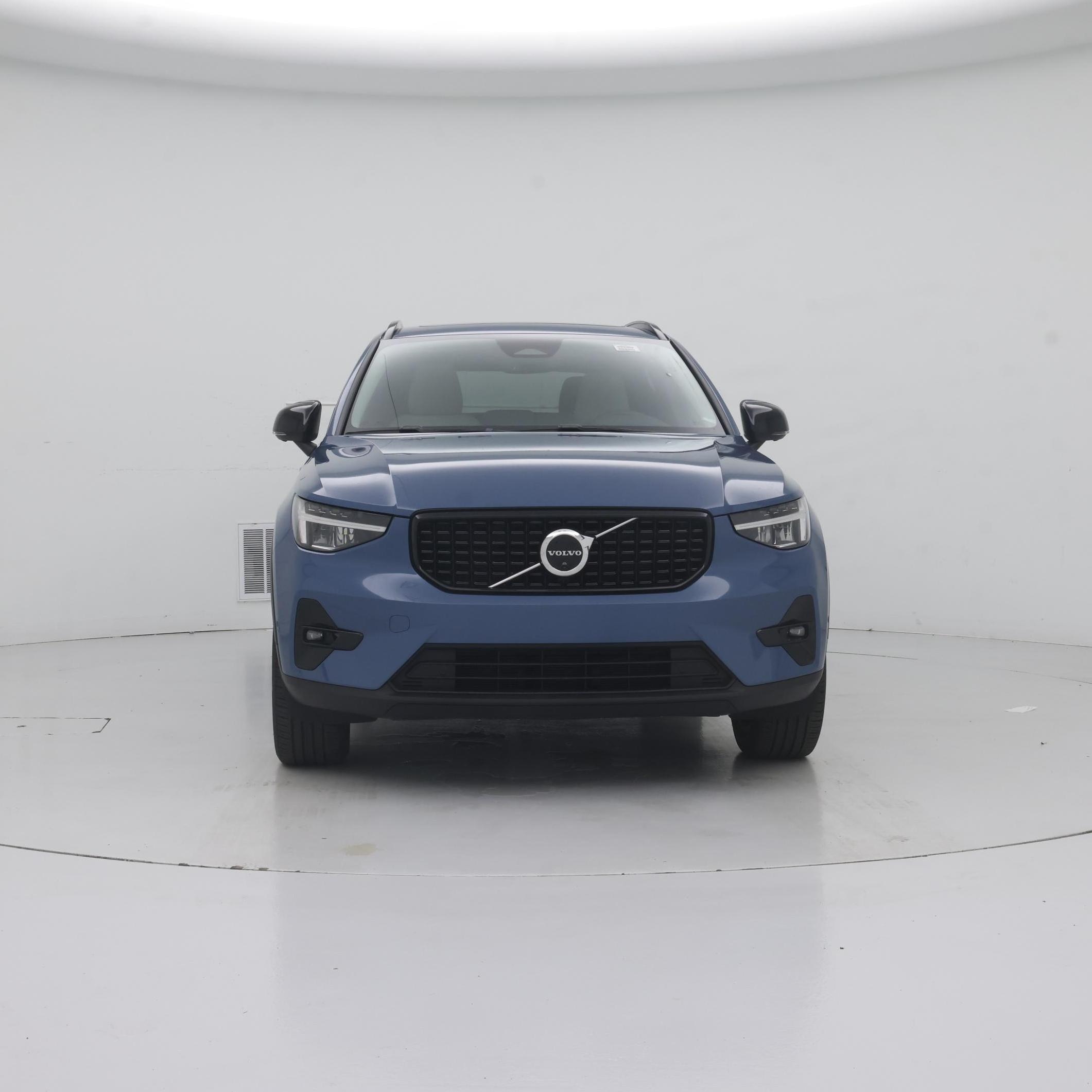 Thumbnail: 2023 Volvo XC40 - 5