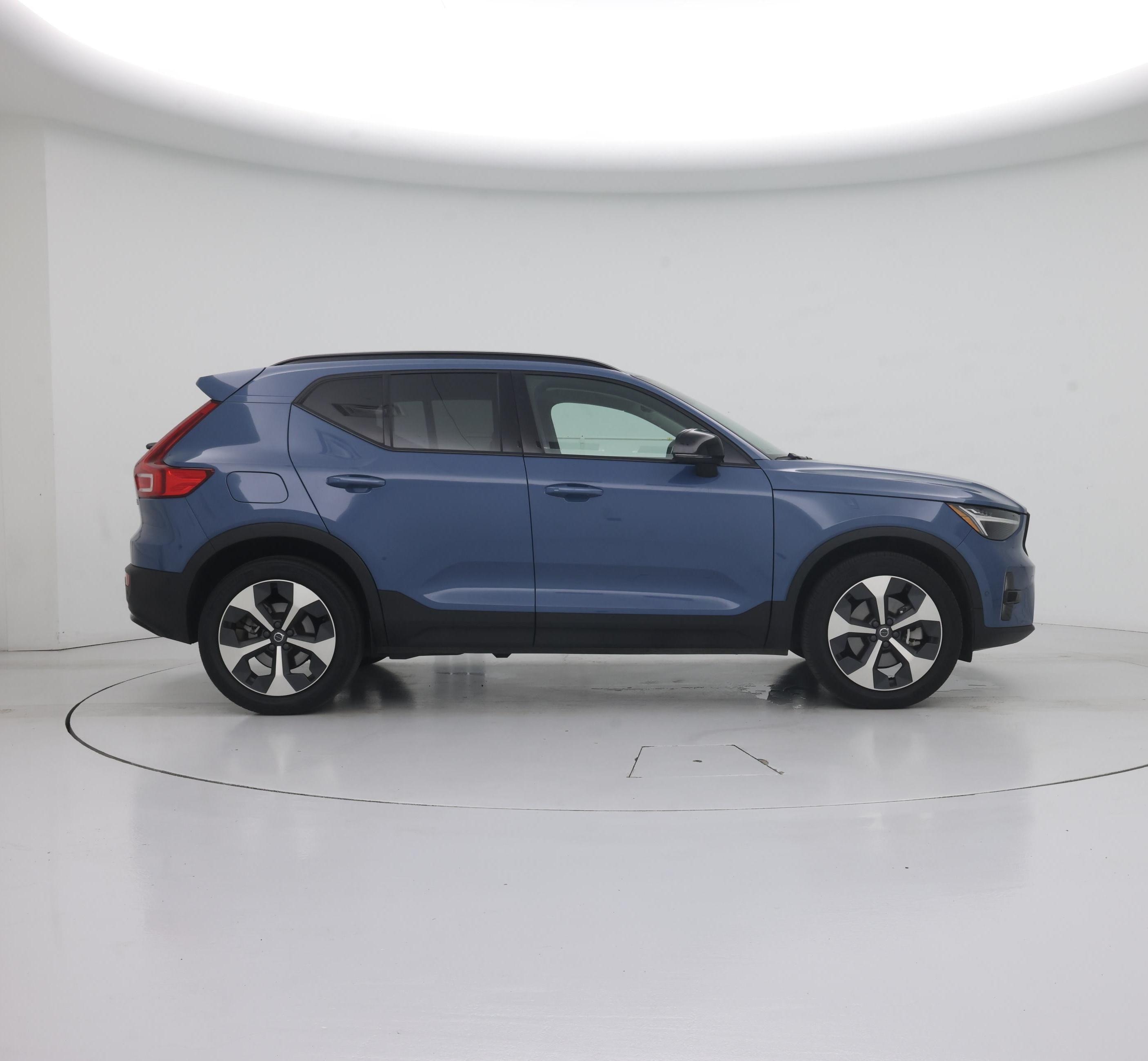 Thumbnail: 2023 Volvo XC40 - 7