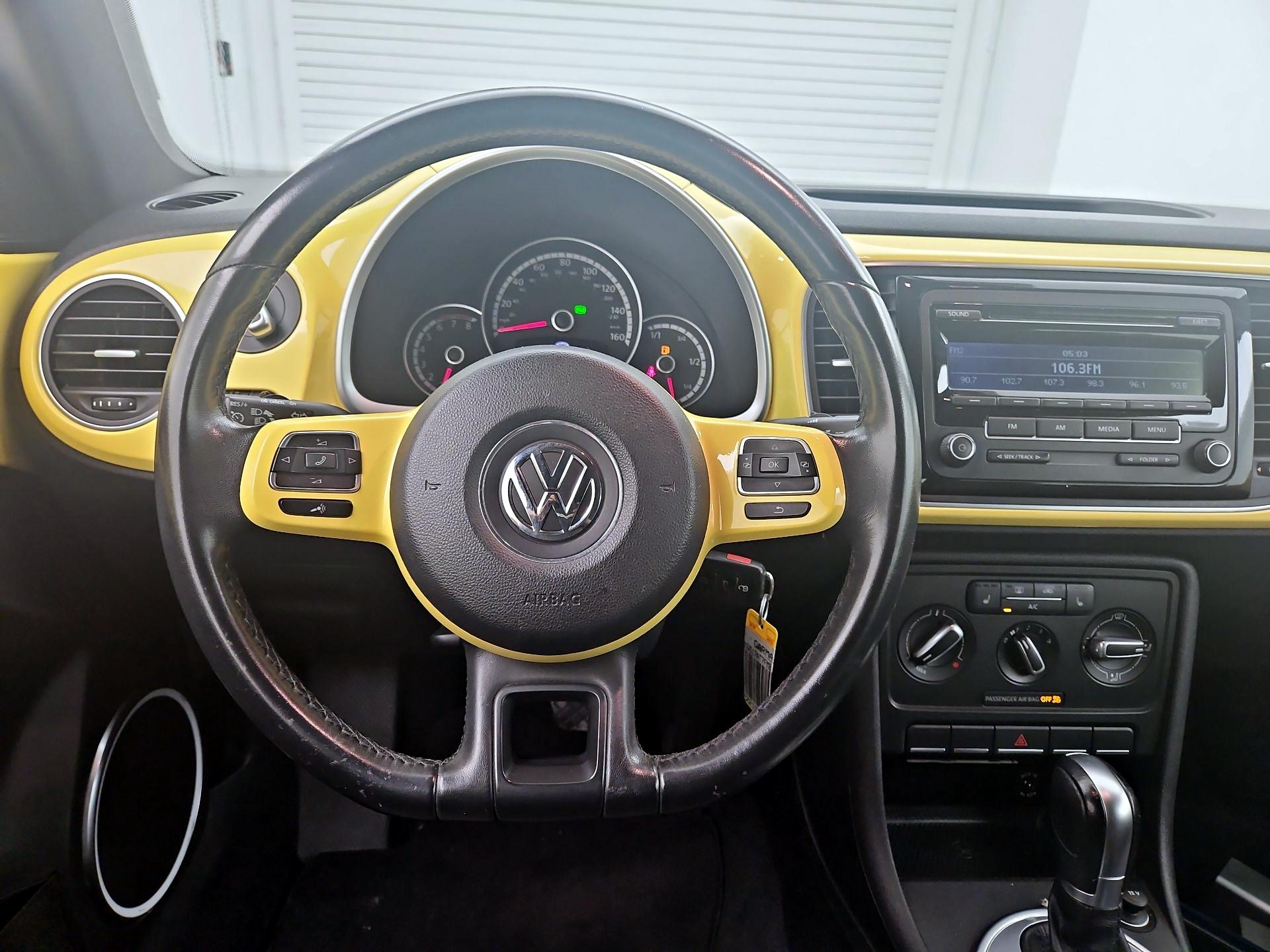 Thumbnail: 2015 Volkswagen Beetle - 10
