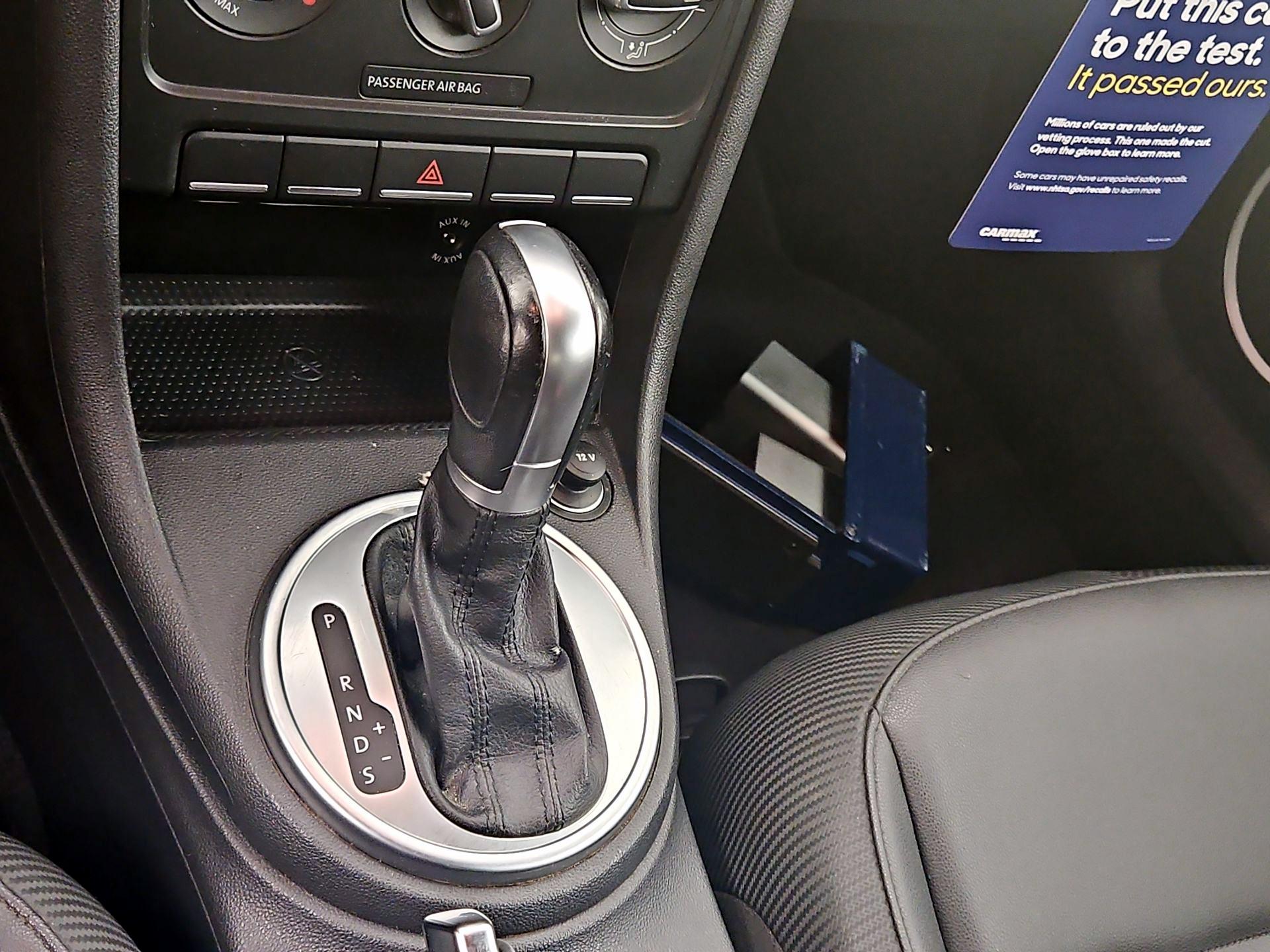Thumbnail: 2015 Volkswagen Beetle - 16