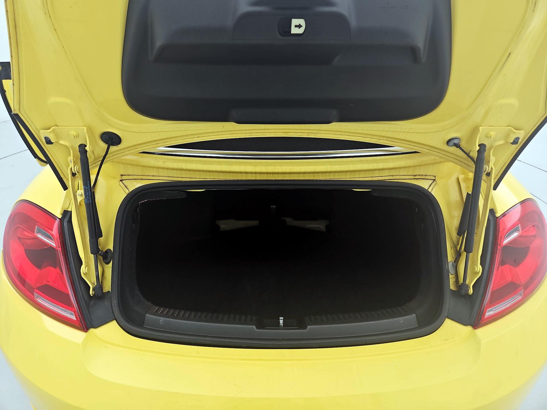 Thumbnail: 2015 Volkswagen Beetle - 19