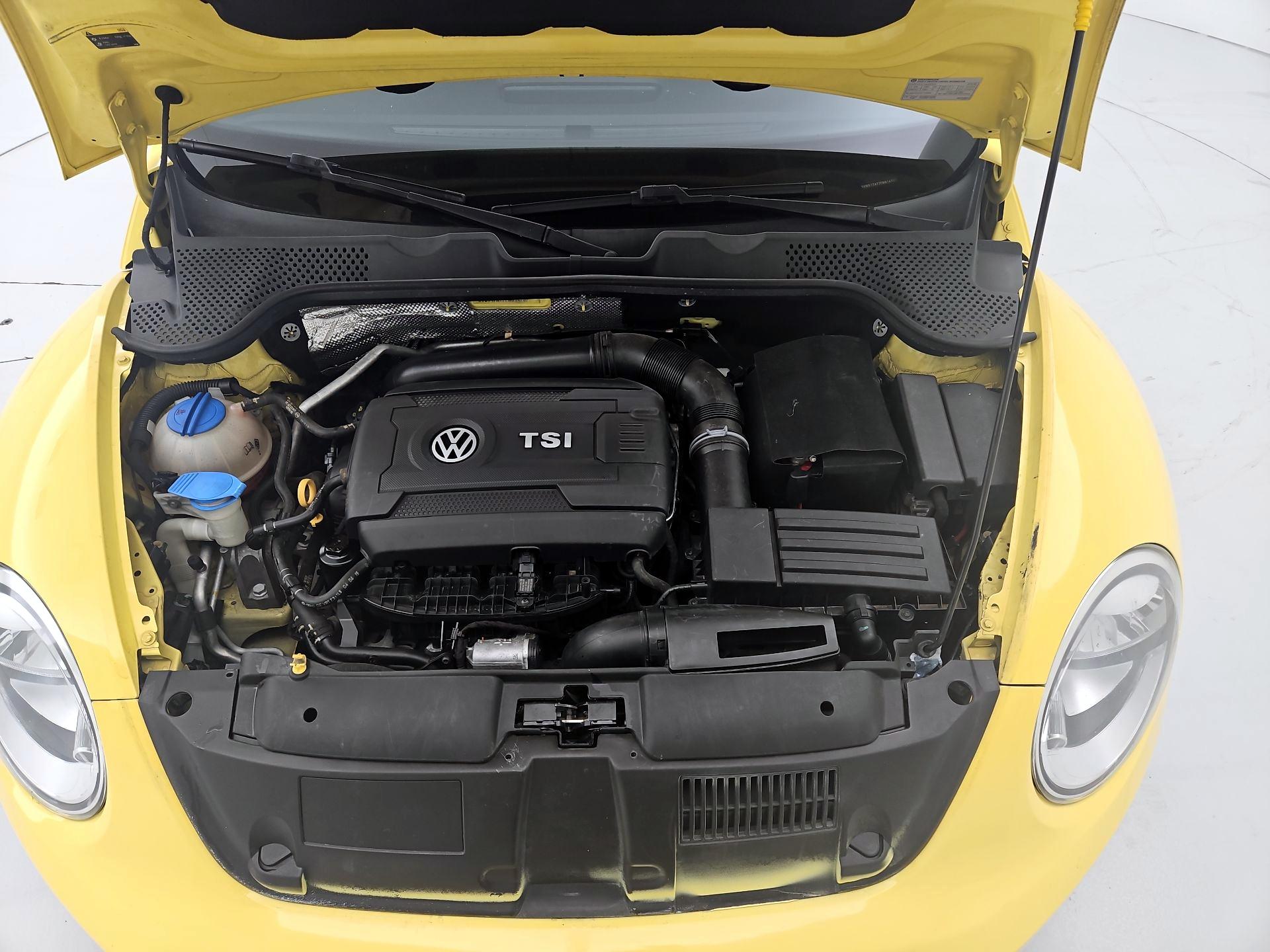 Thumbnail: 2015 Volkswagen Beetle - 20