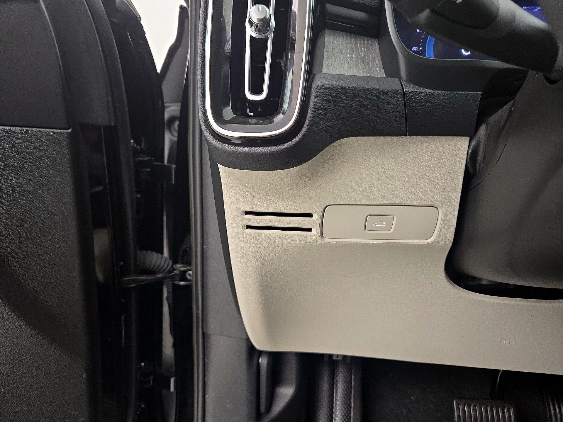 Thumbnail: 2023 Volvo XC40 - 13