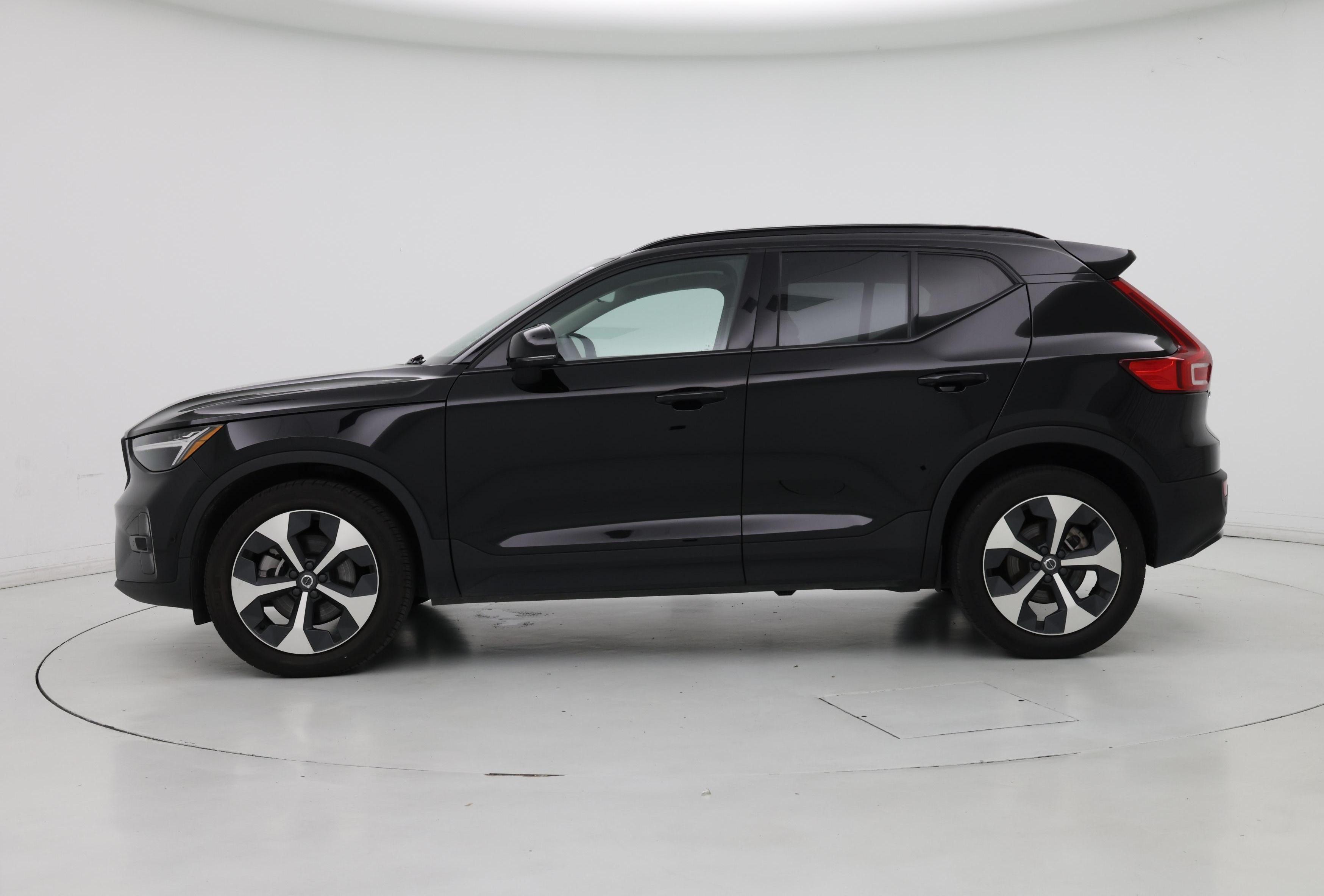 Thumbnail: 2023 Volvo XC40 - 3