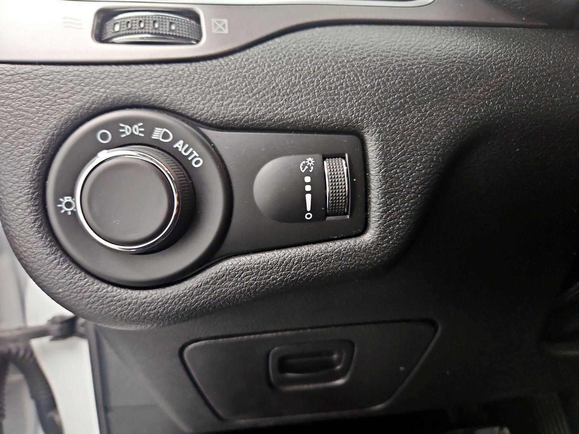 Thumbnail: 2021 Jeep Cherokee - 13