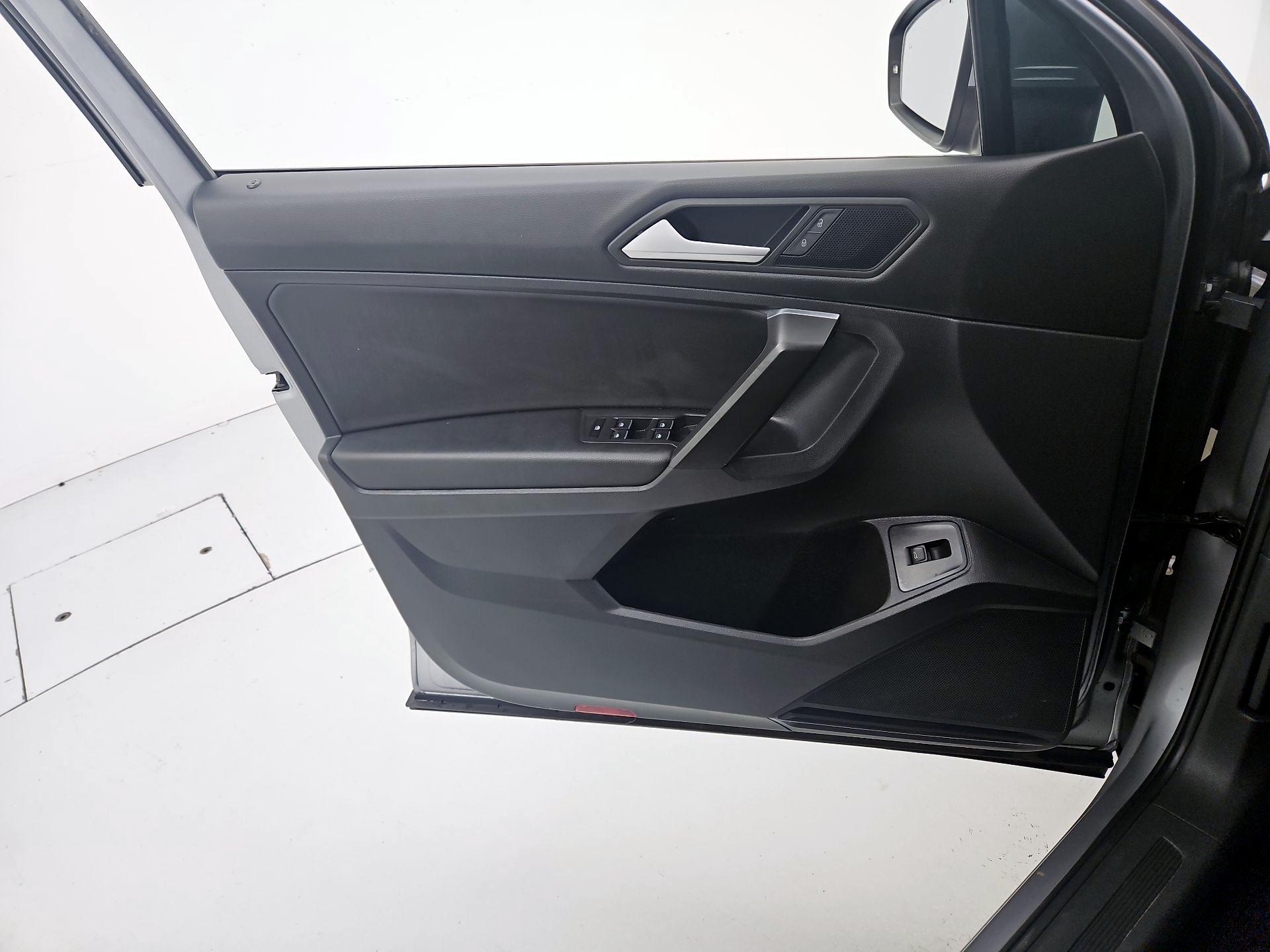 Thumbnail: 2021 Volkswagen Tiguan - 12