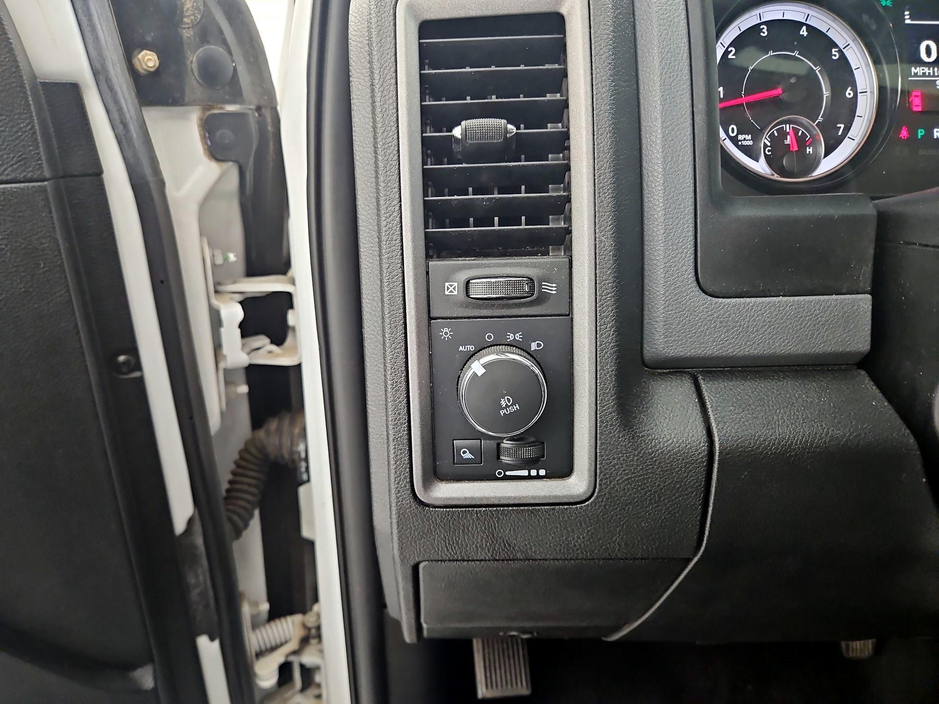 Thumbnail: 2019 RAM 1500 Classic - 13