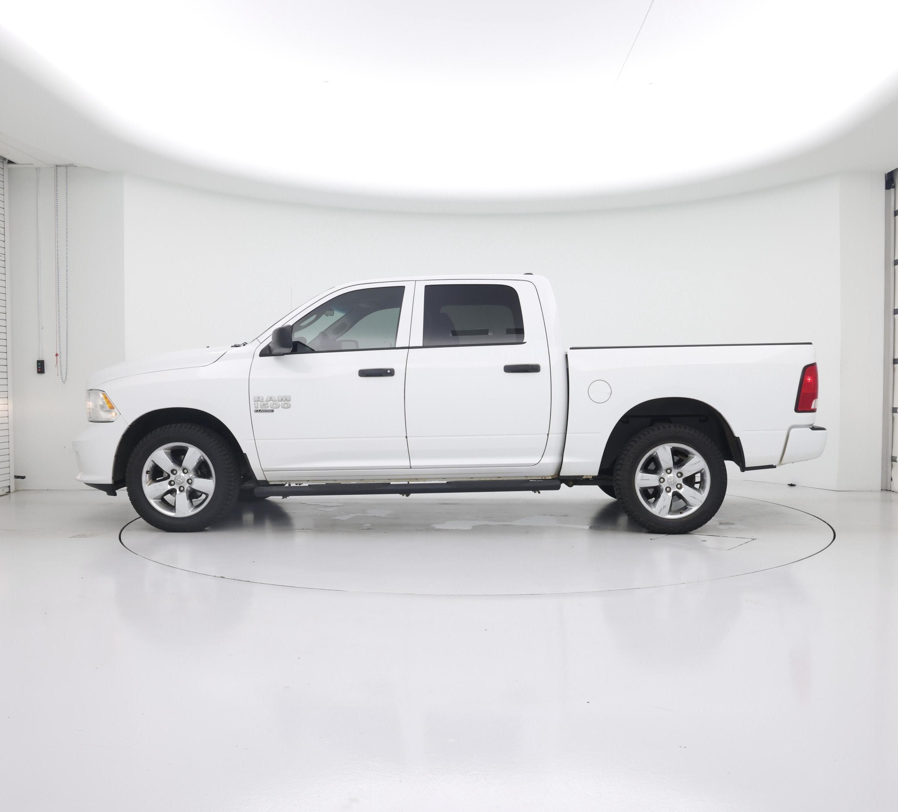 Thumbnail: 2019 RAM 1500 Classic - 3