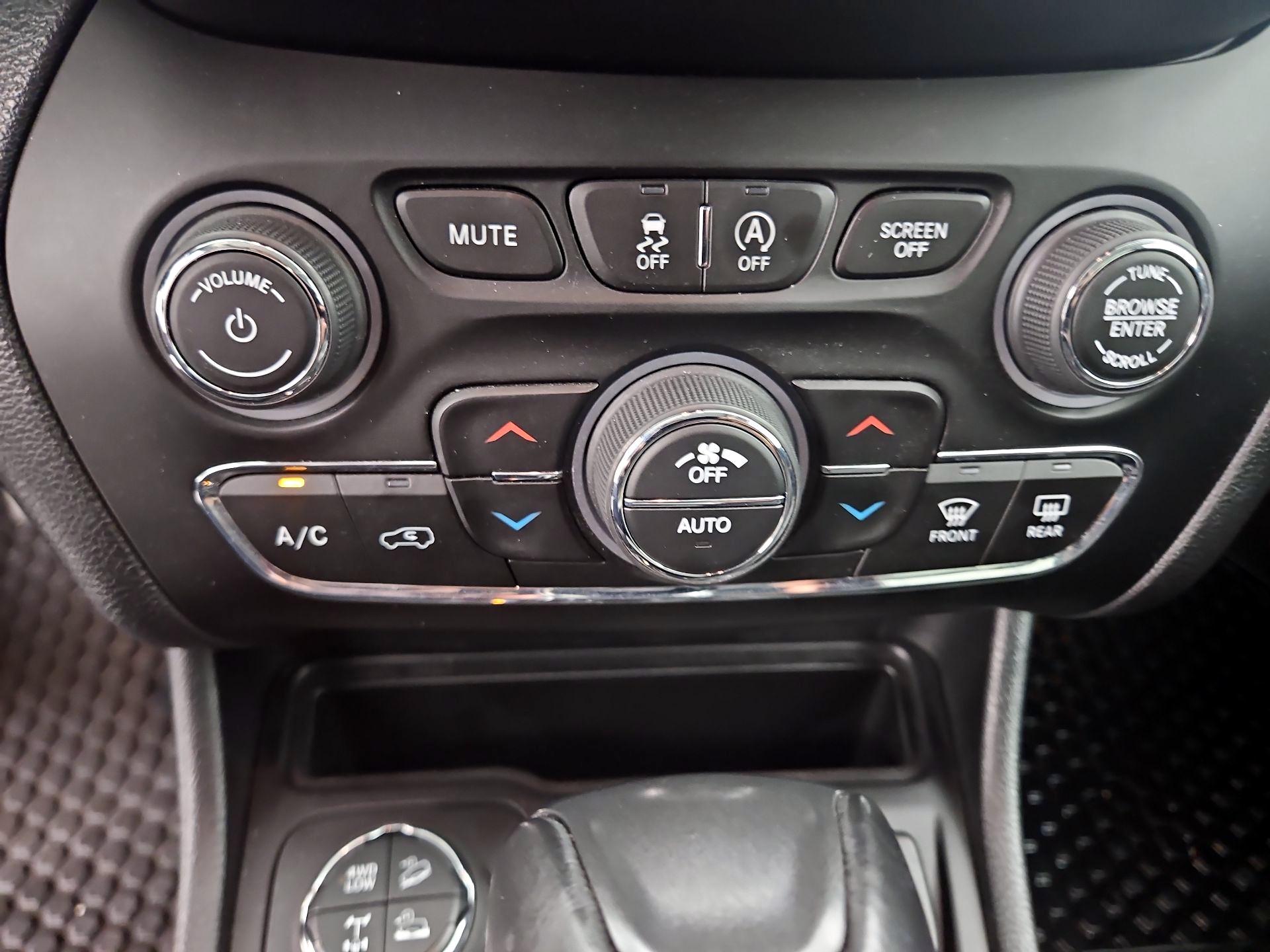 Thumbnail: 2022 Jeep Cherokee - 16