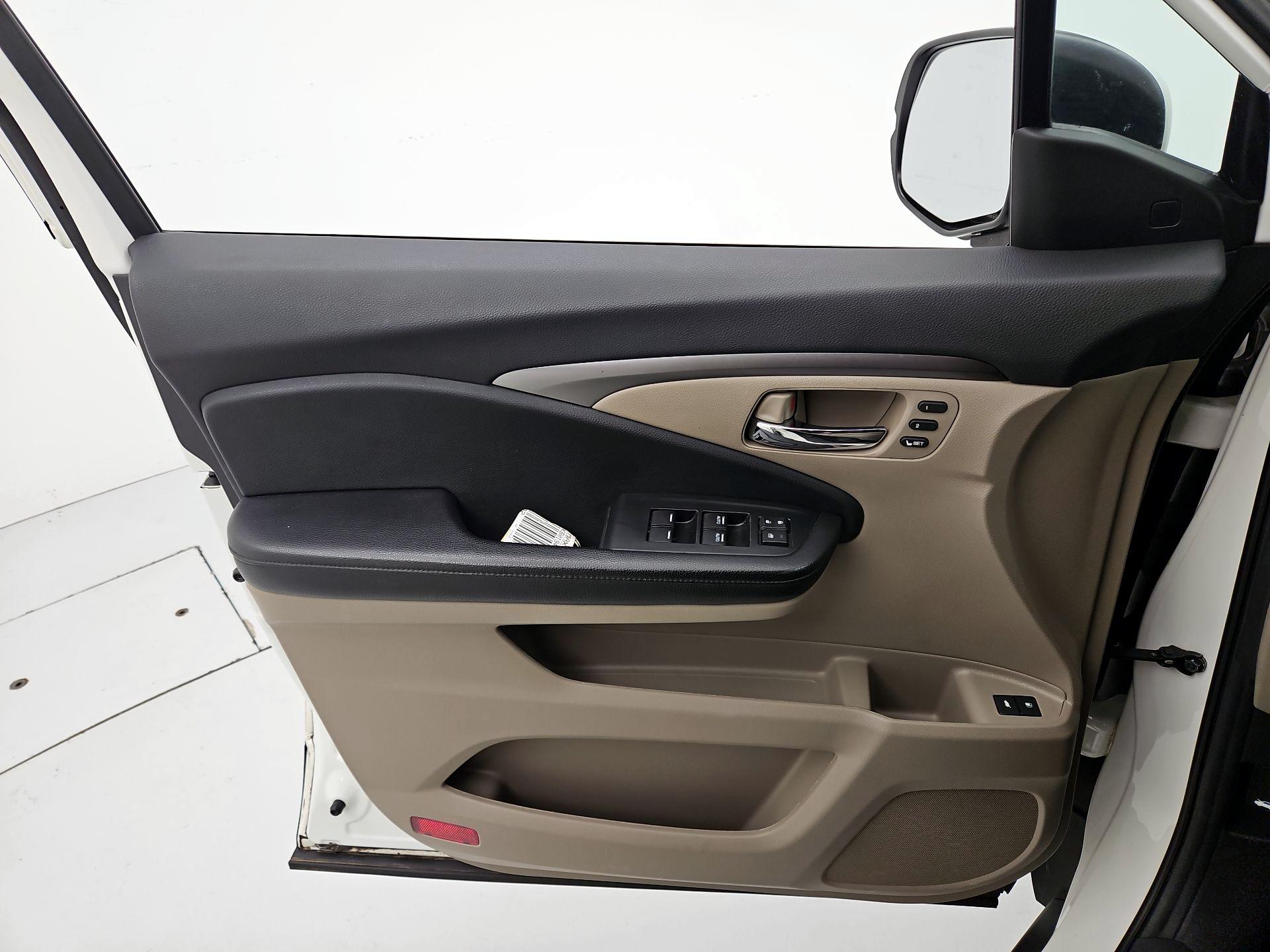 Thumbnail: 2019 Honda Pilot - 12