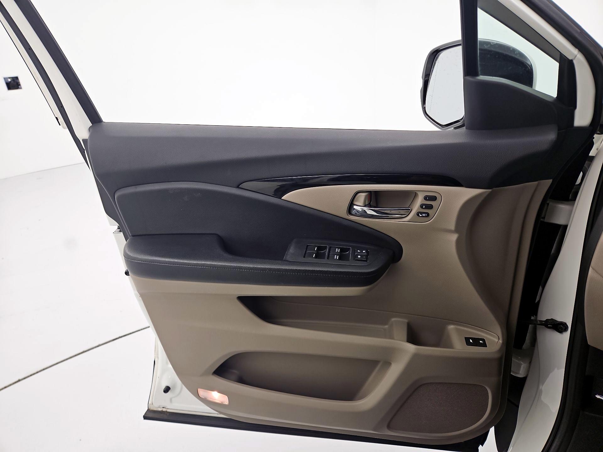 Thumbnail: 2016 Honda Pilot - 12