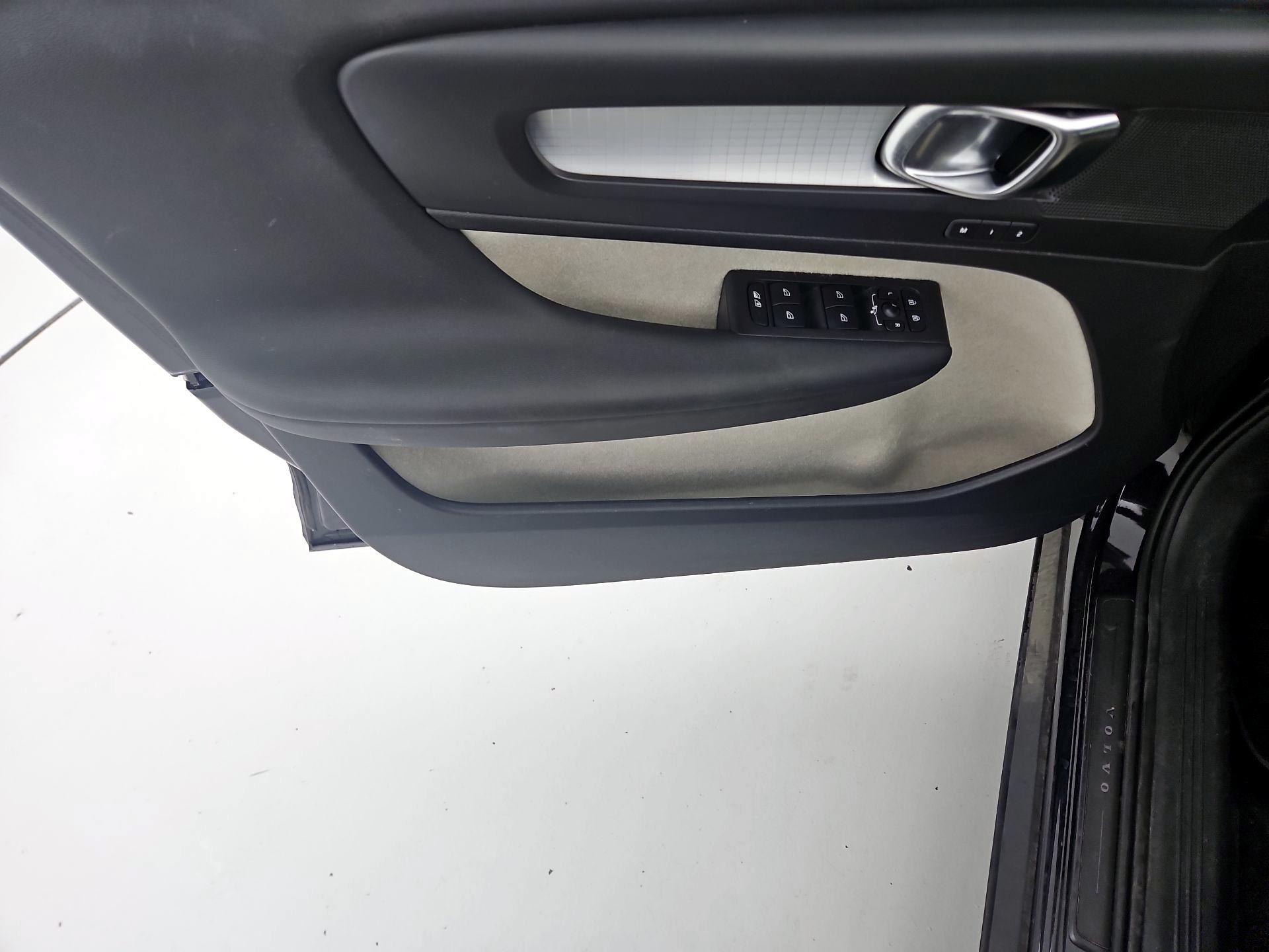 Thumbnail: 2020 Volvo XC40 - 12