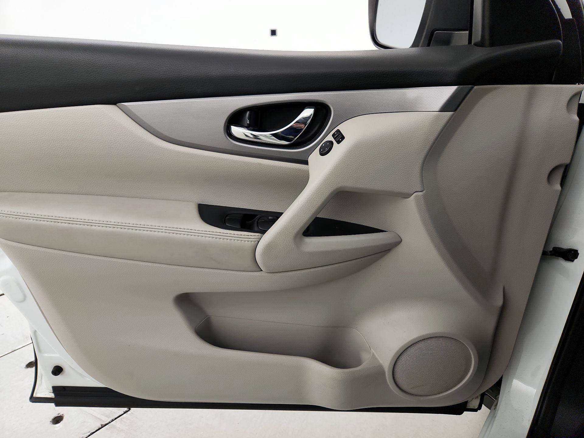 Thumbnail: 2020 Nissan Rogue Sport - 12