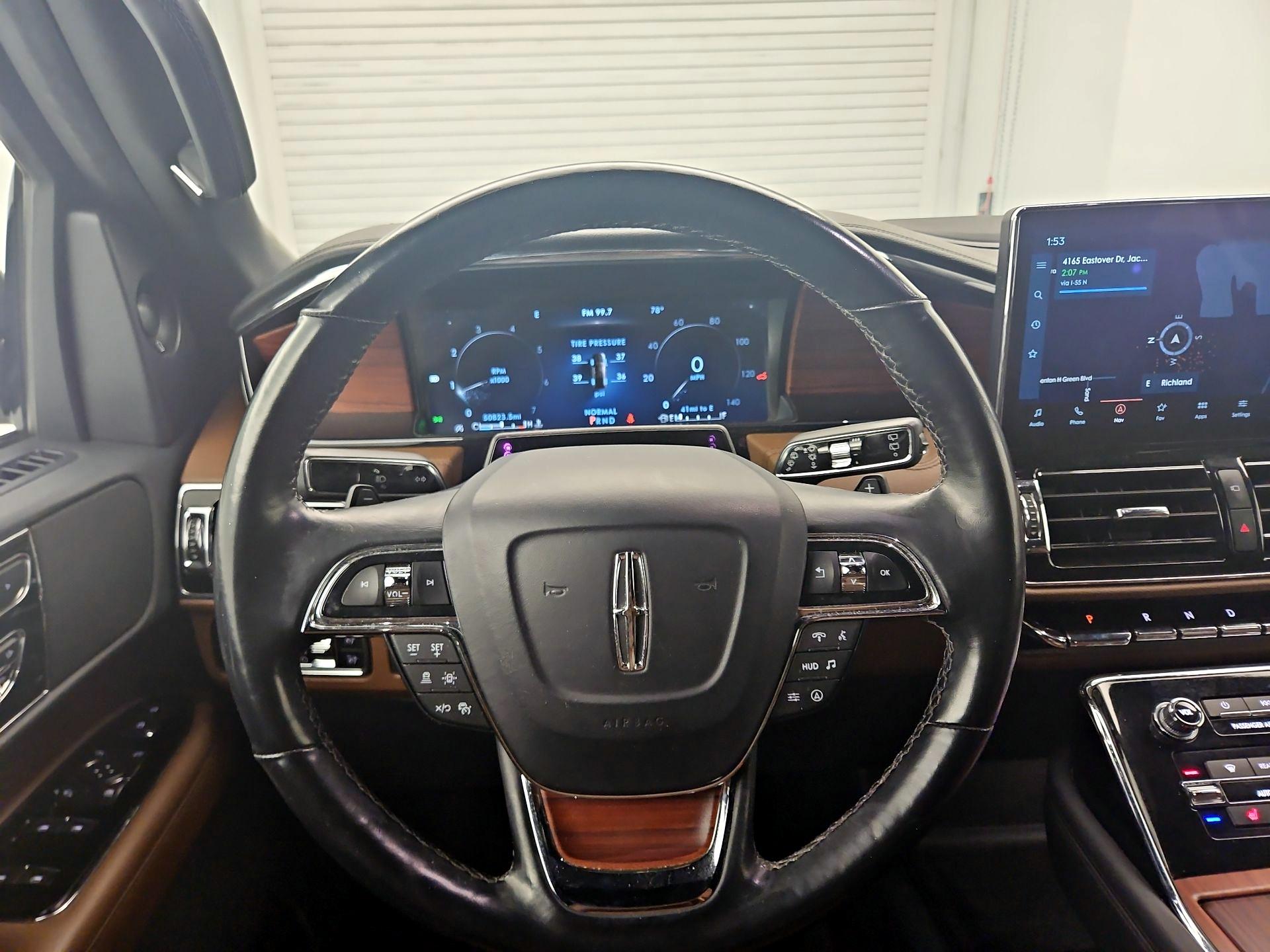 Thumbnail: 2023 Lincoln Navigator L - 10